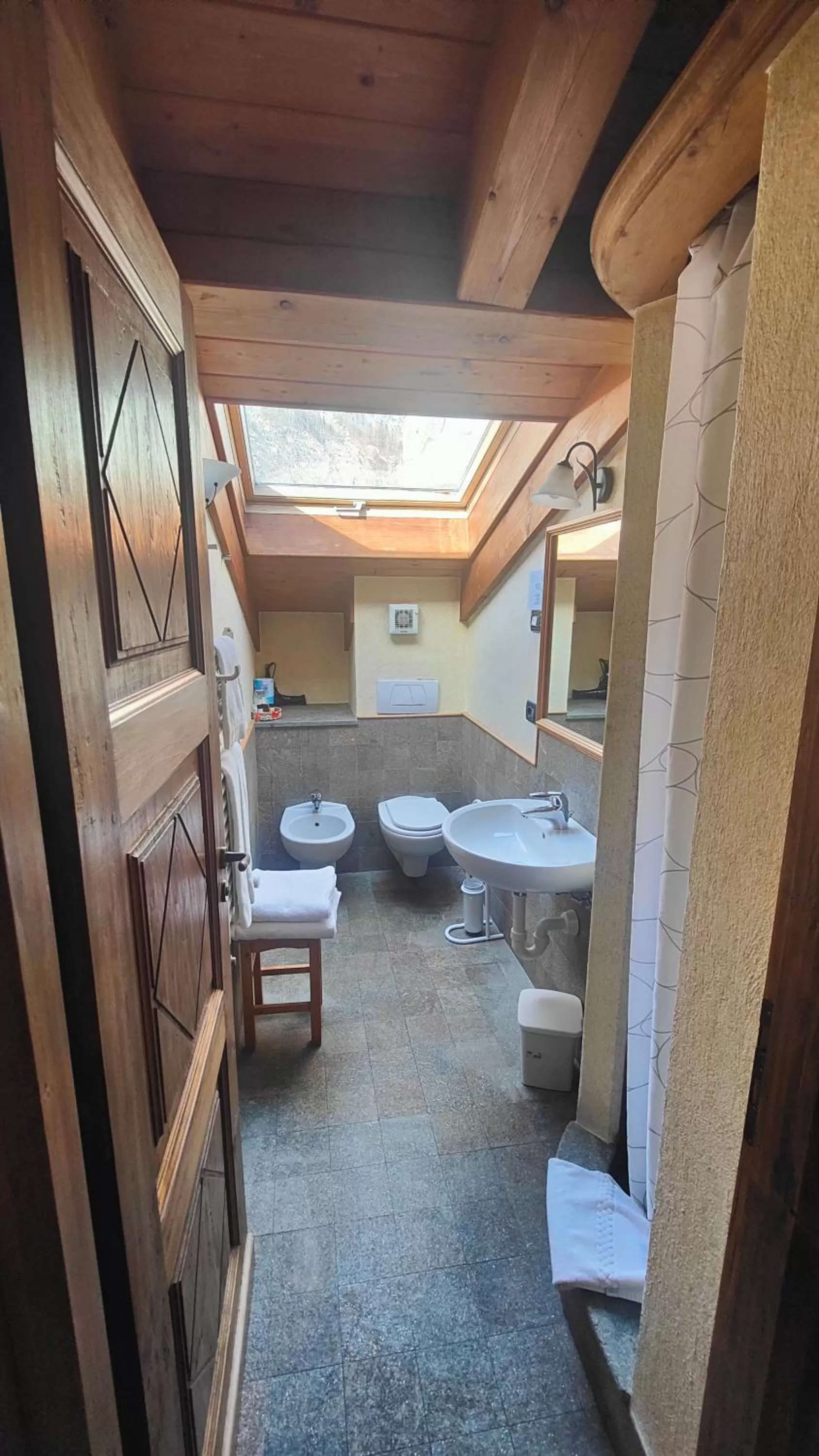 Bathroom, Bed in Hotel Lo Campagnar