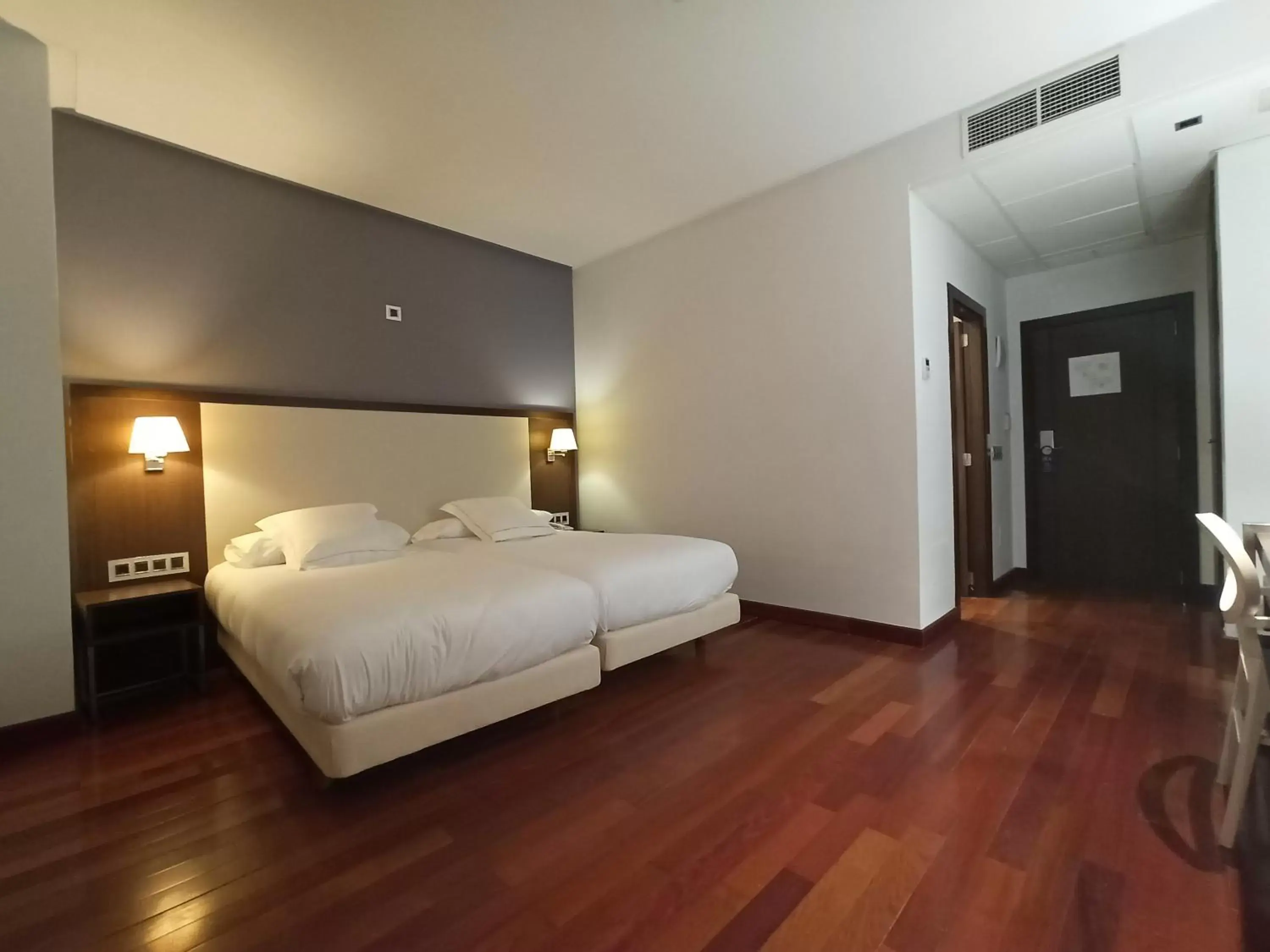 Photo of the whole room, Bed in ARVA Spa París Photo of the whole room, Bed in ARVA Spa París