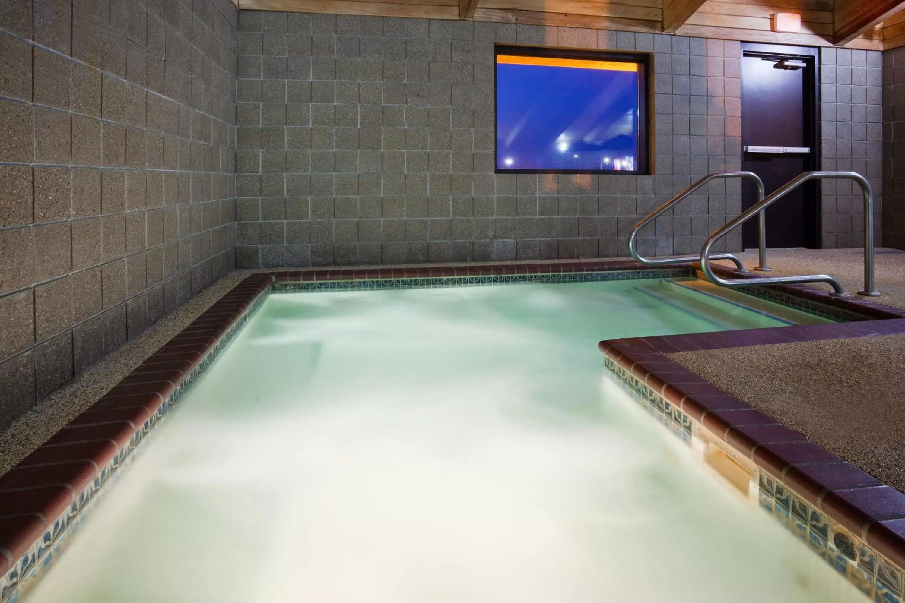 Swimming pool, TV/Entertainment Center in AmericInn by Wyndham Spencer