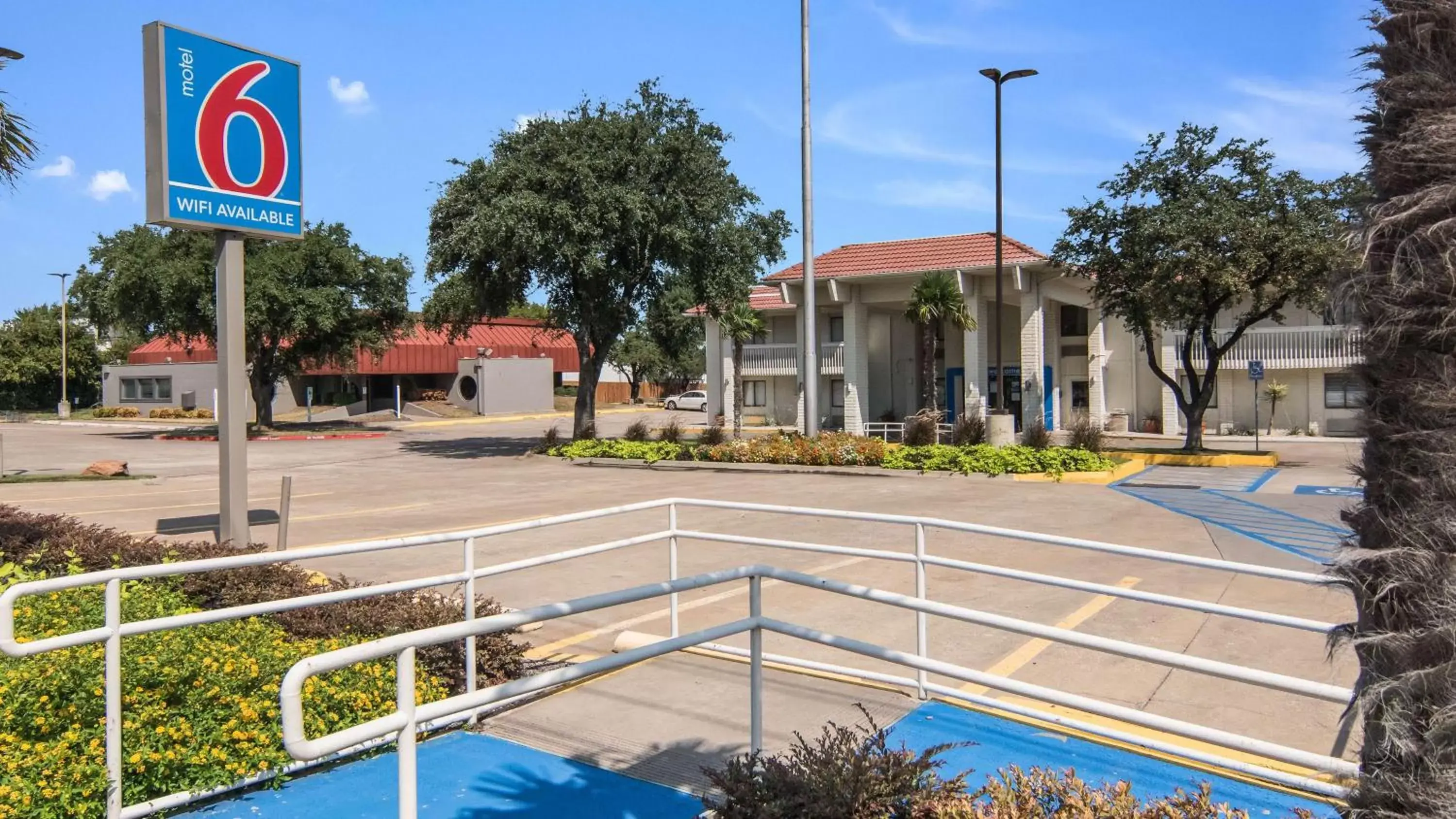 Property building in Motel 6-Addison, TX - Dallas Property building in Motel 6-Addison, TX - Dallas