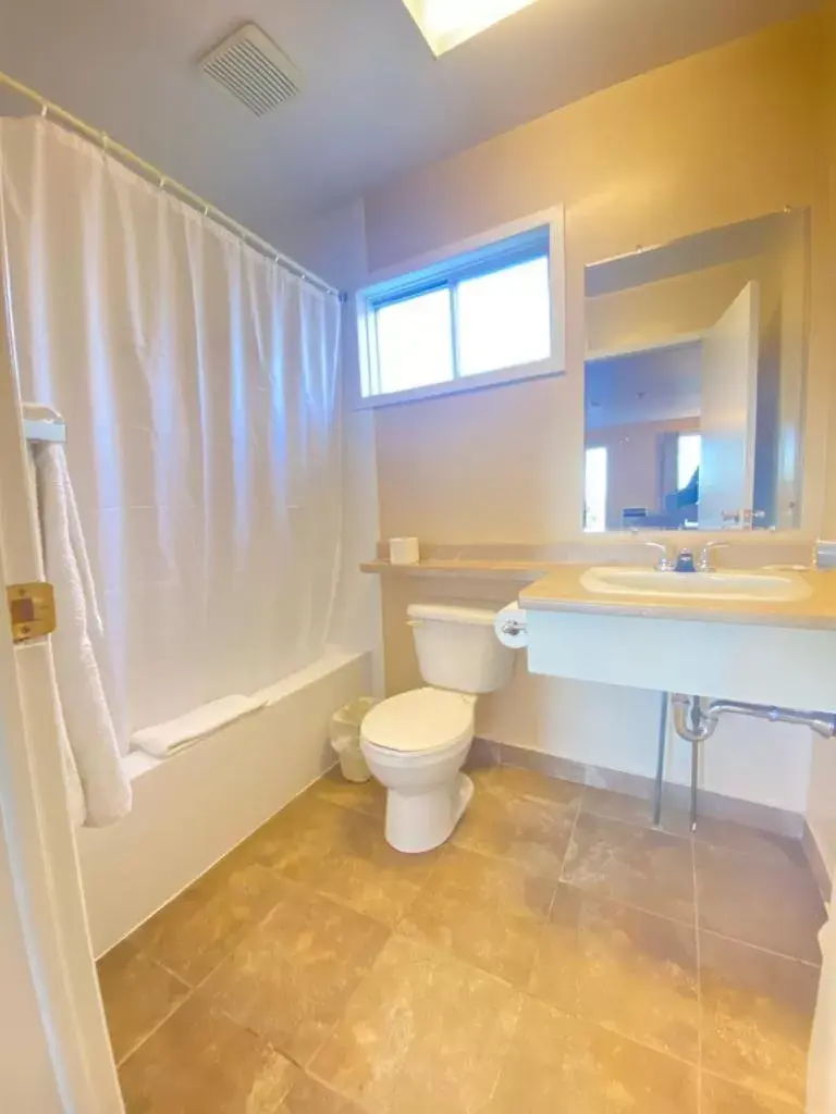 Toilet, Bathroom in Ceilidh Country Lodge