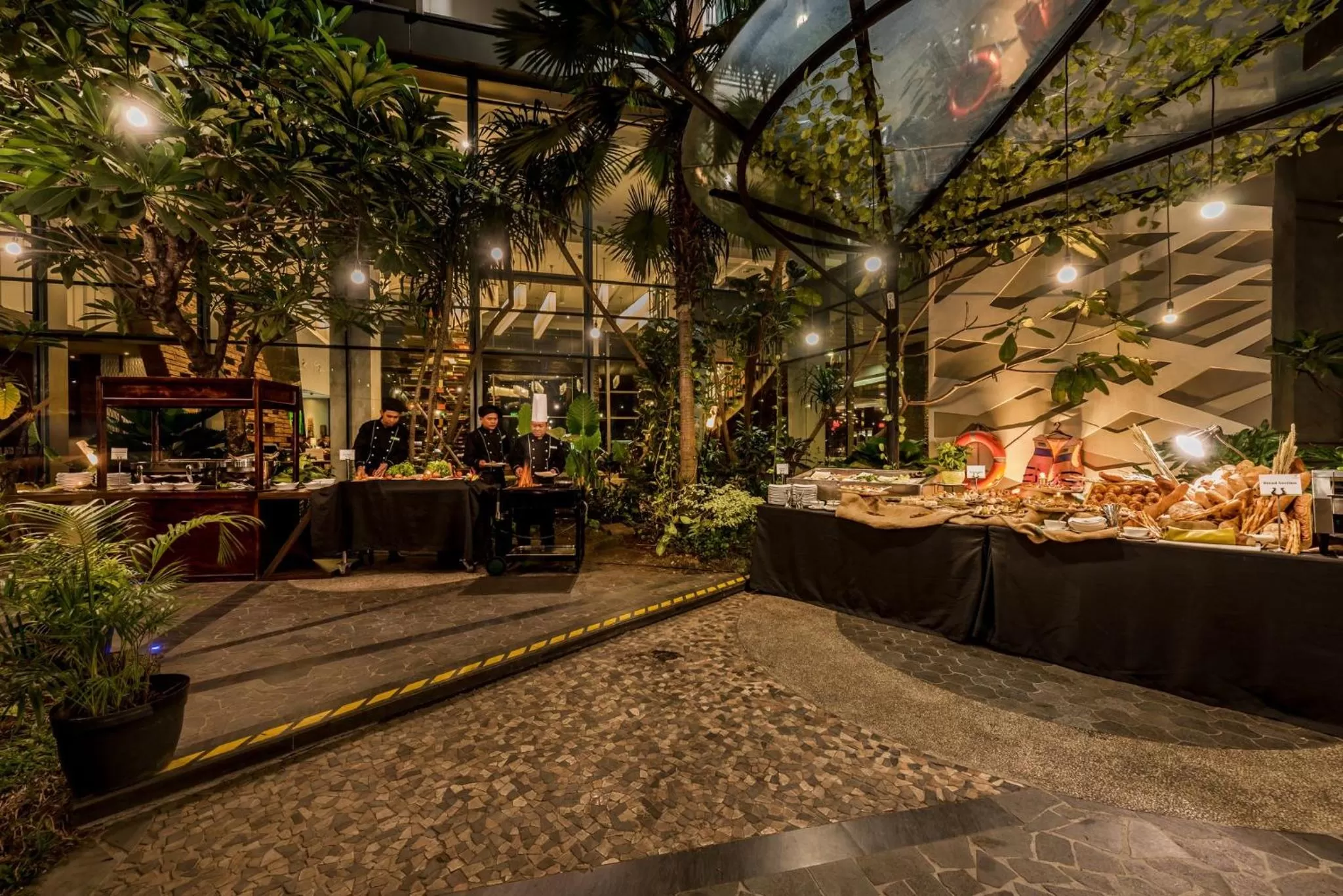 Restaurant/places to eat in Holiday Inn Cikarang Jababeka by IHG