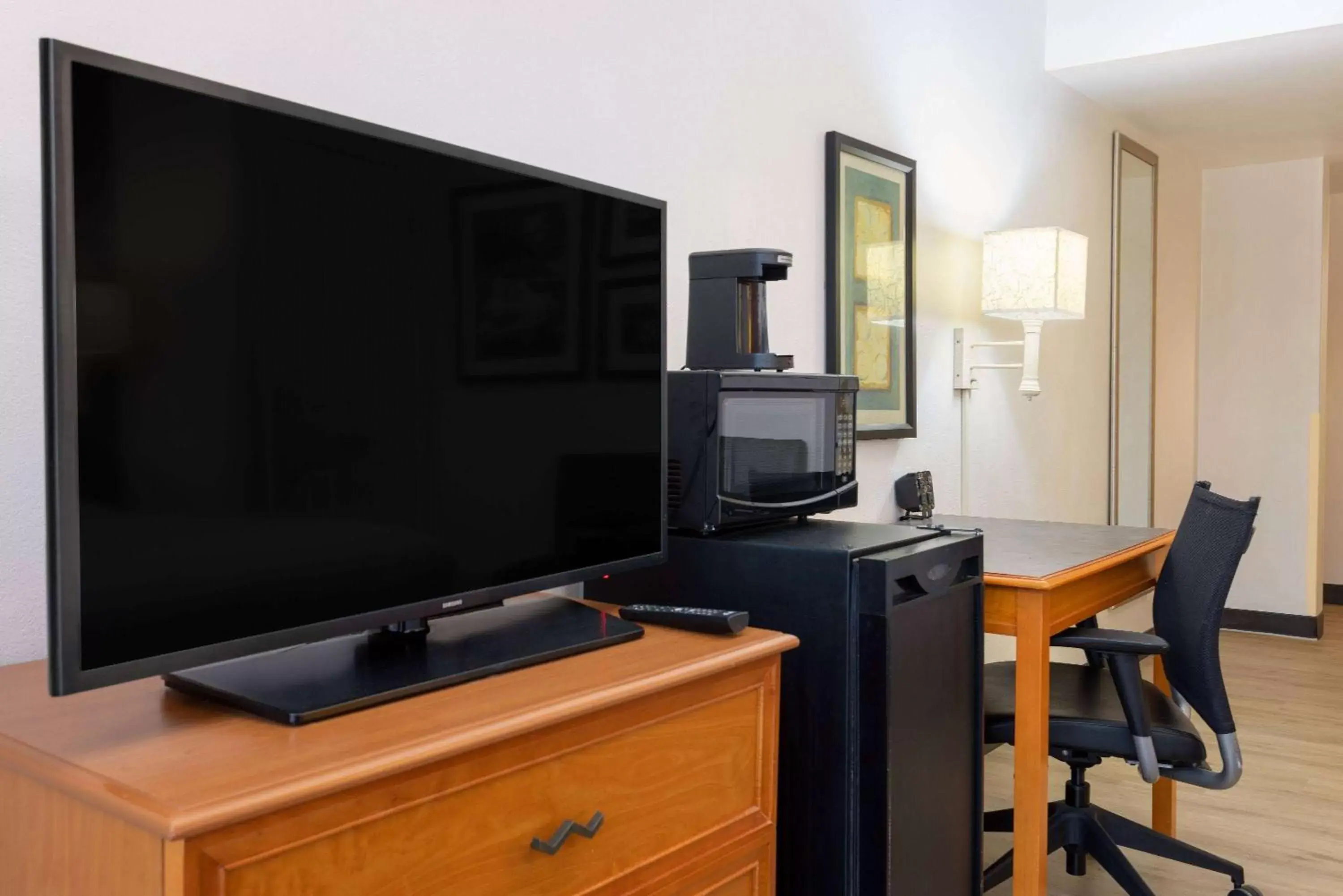 Photo of the whole room, TV/Entertainment Center in La Quinta Inn & Suites by Wyndham Kingsport TriCities Airport
