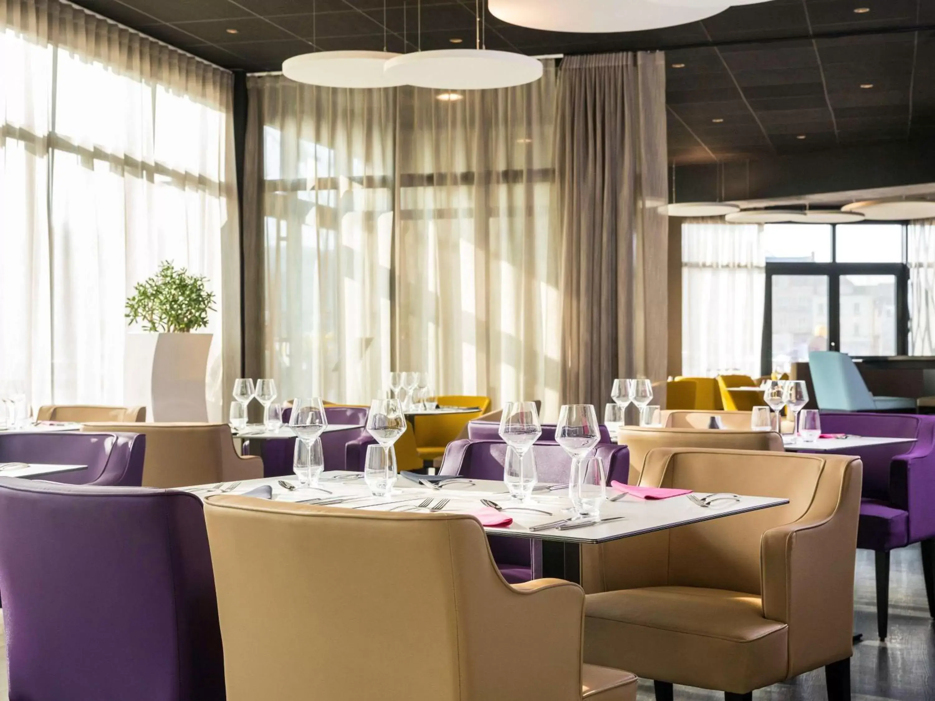 Restaurant/Places to Eat in Mercure Cherbourg Centre Port