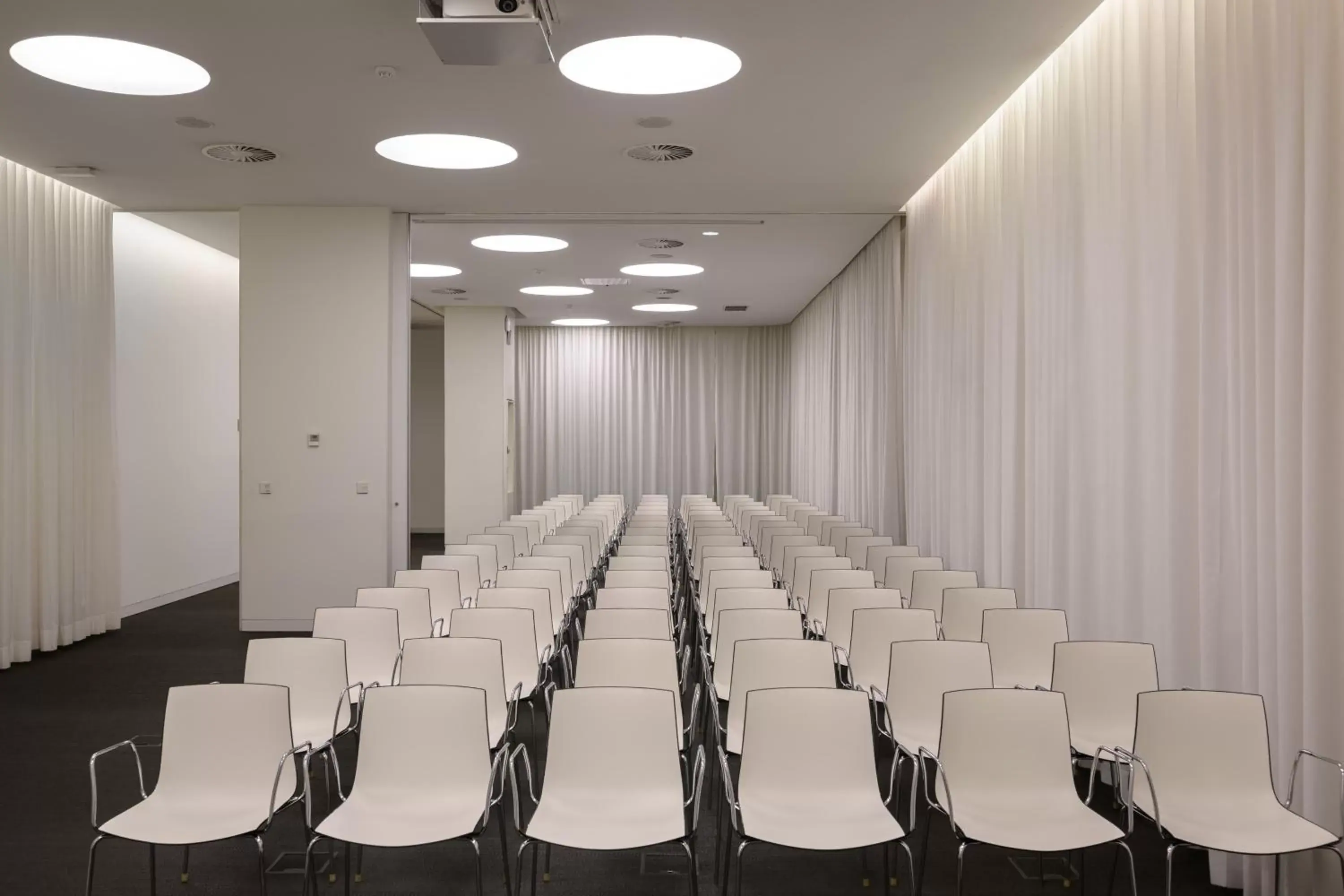 Meeting/conference room in Inspira Liberdade Boutique Hotel