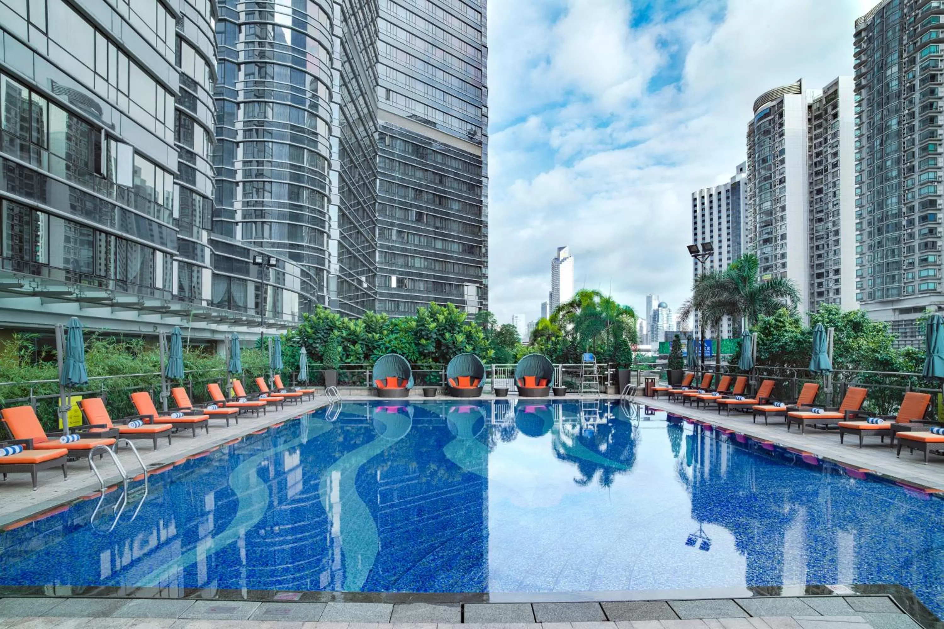 Swimming pool in Fraser Suites Guangzhou