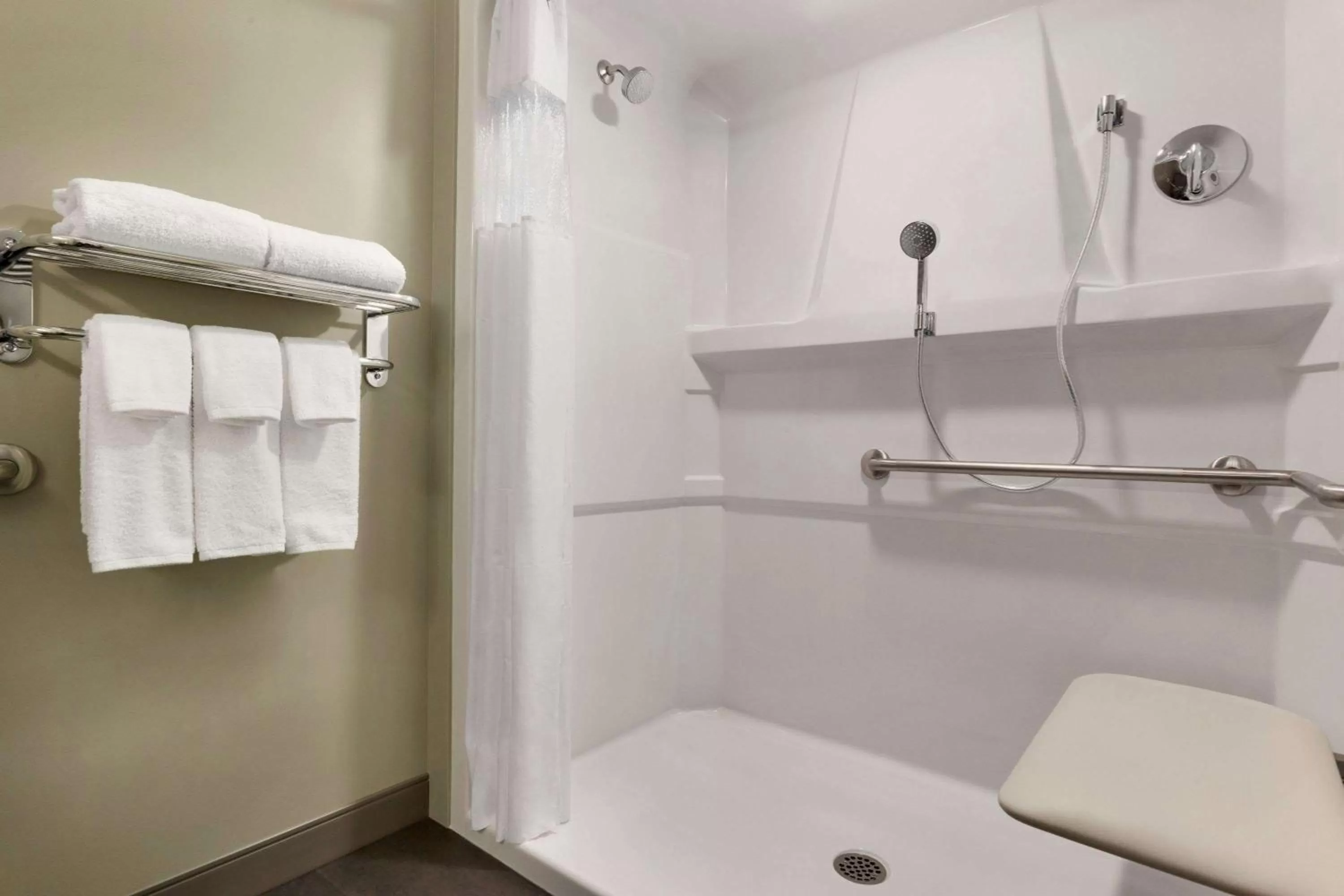 Bathroom in Days Inn & Suites by Wyndham Warman