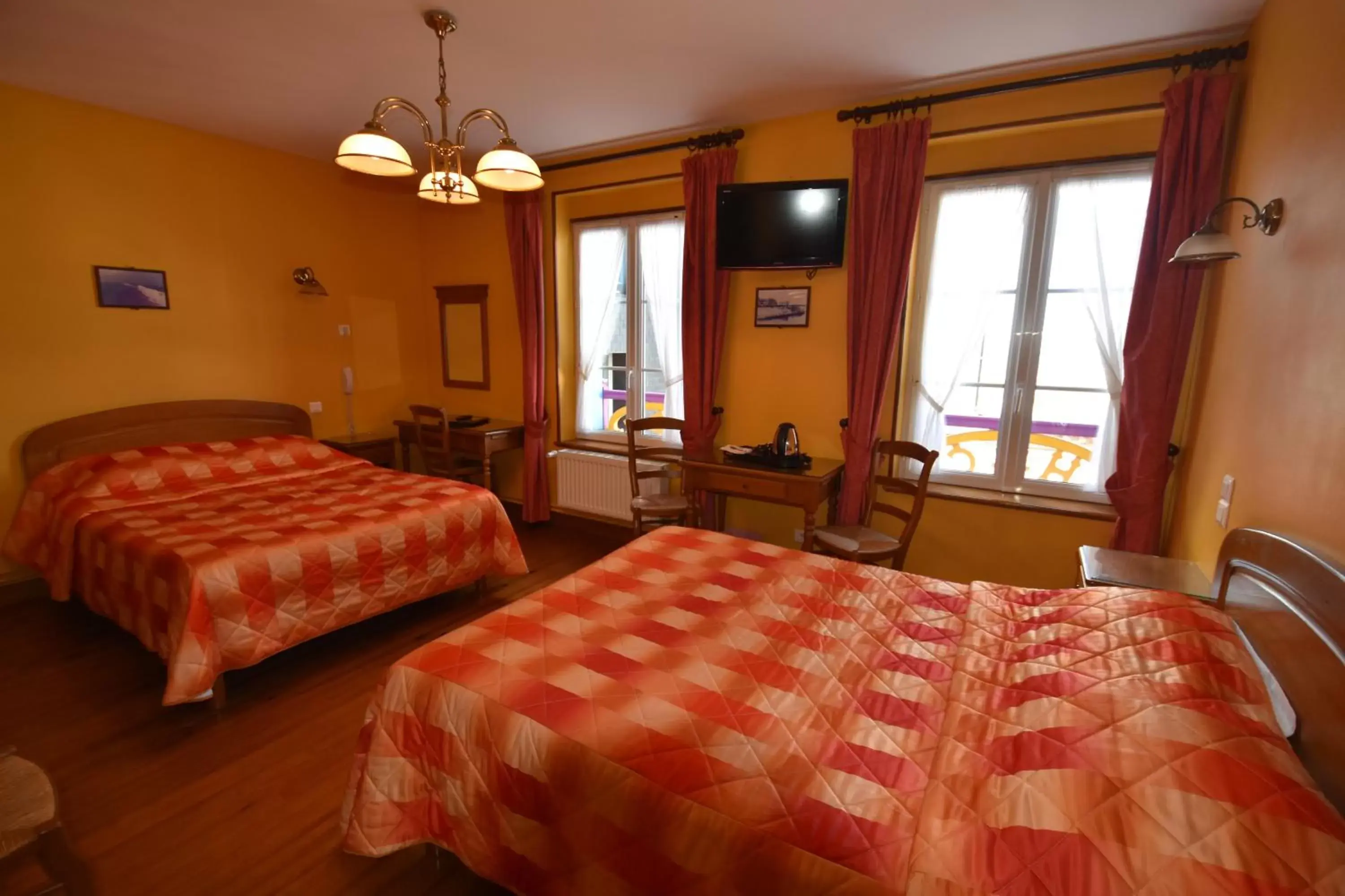 Bedroom, Bed in Hôtel De Calais