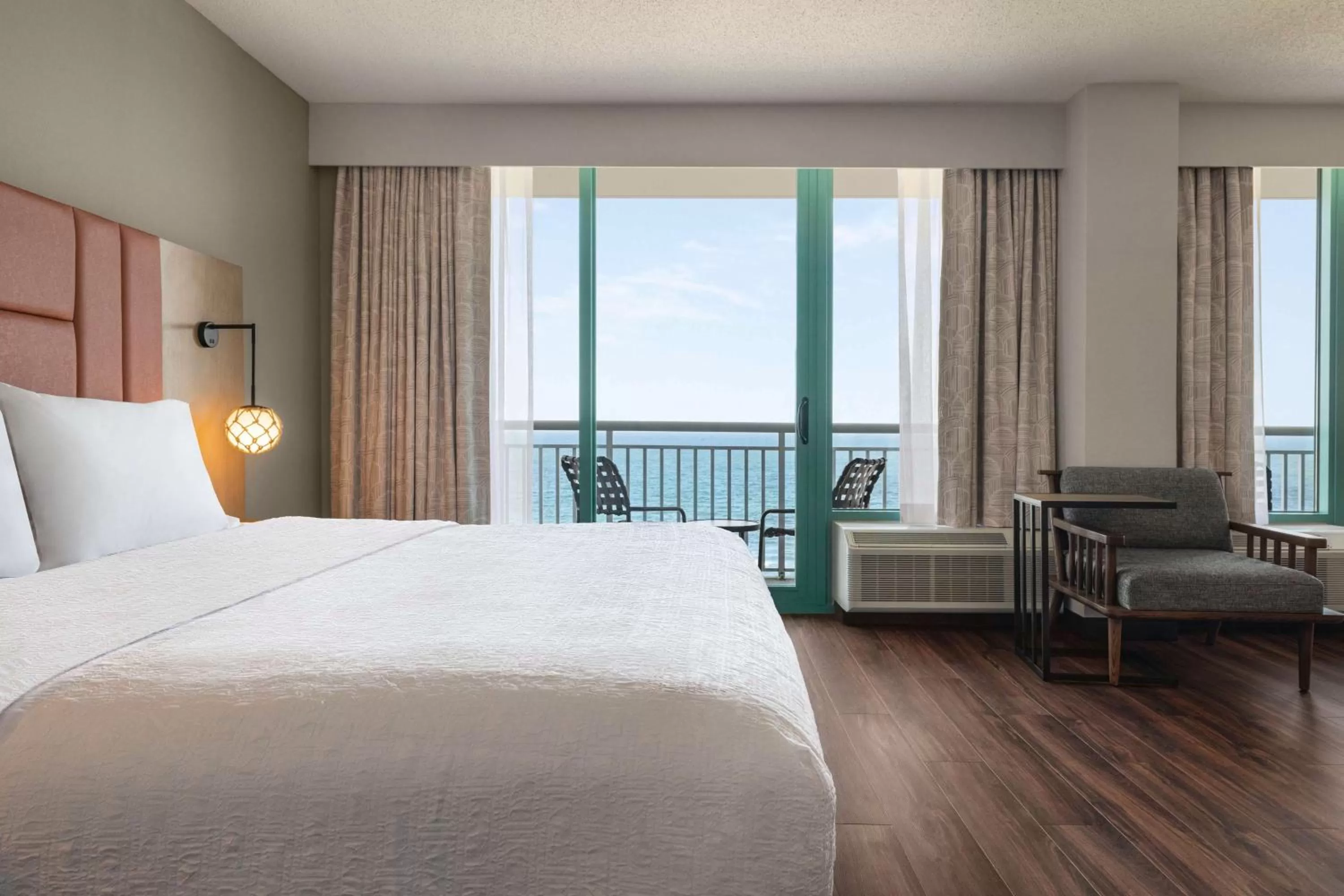 Living room, Bed in Hampton Inn Virginia Beach-Oceanfront South