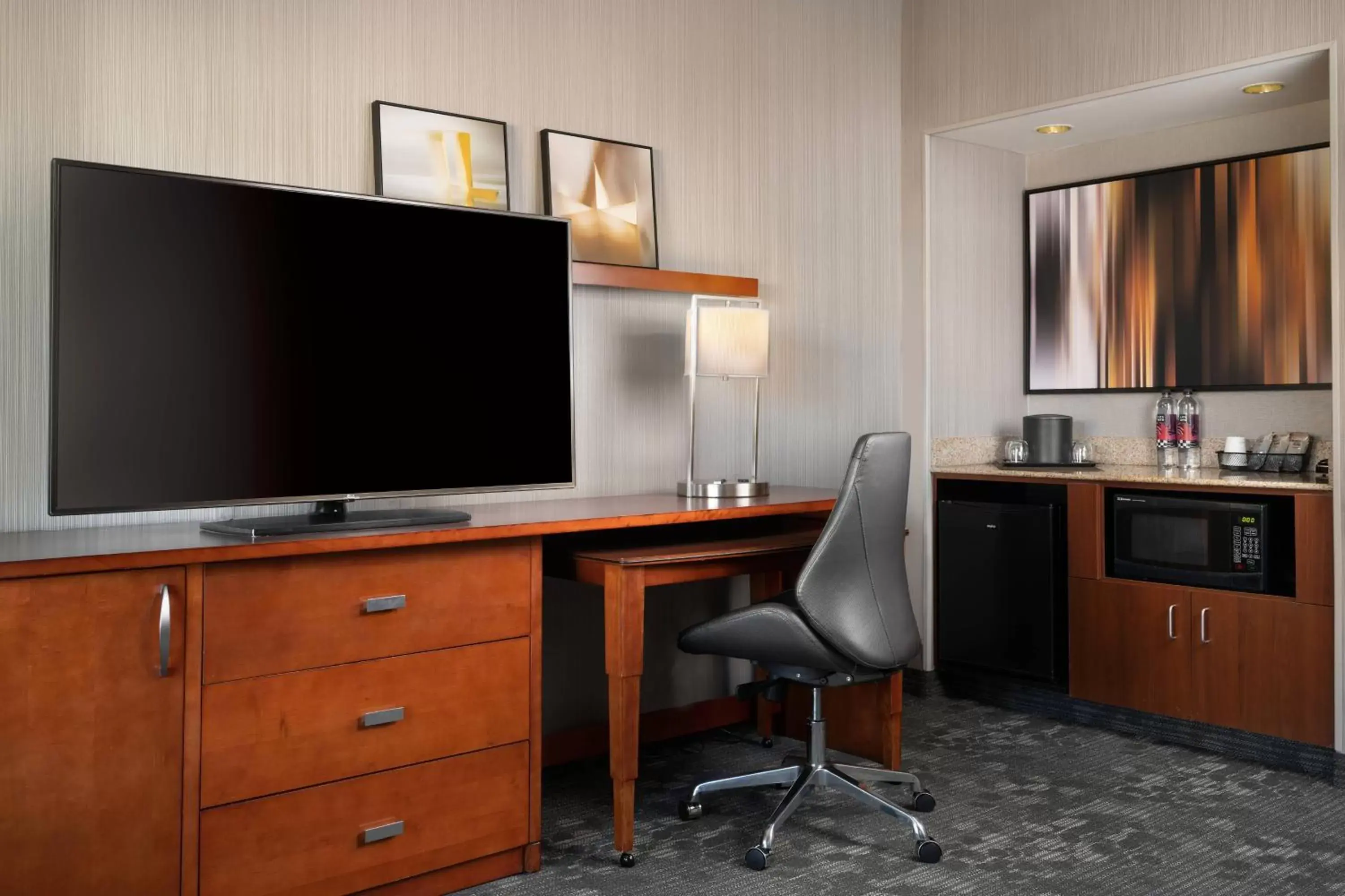 Bedroom, TV/Entertainment Center in Courtyard by Marriott Phoenix Mesa