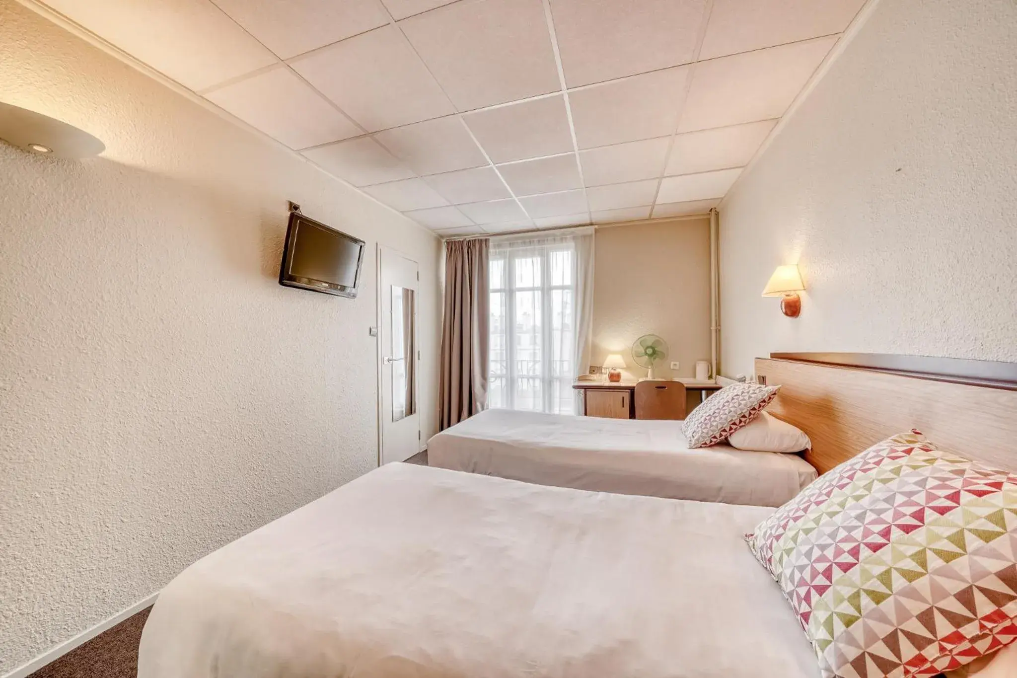 Bedroom, Bed in Campanile Paris Ouest - Boulogne