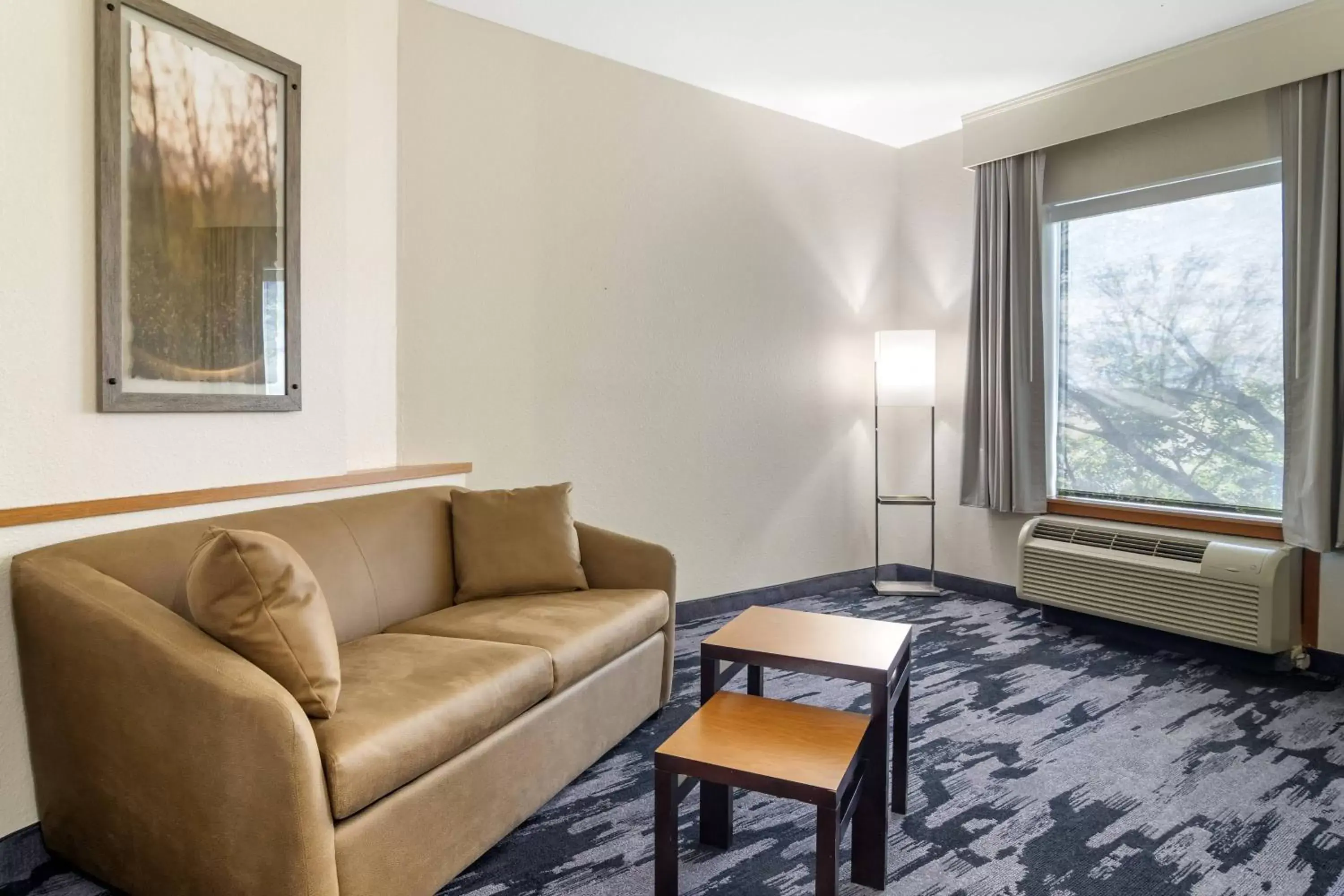 Living room, Seating Area in Fairfield Inn & Suites by Marriott Commerce