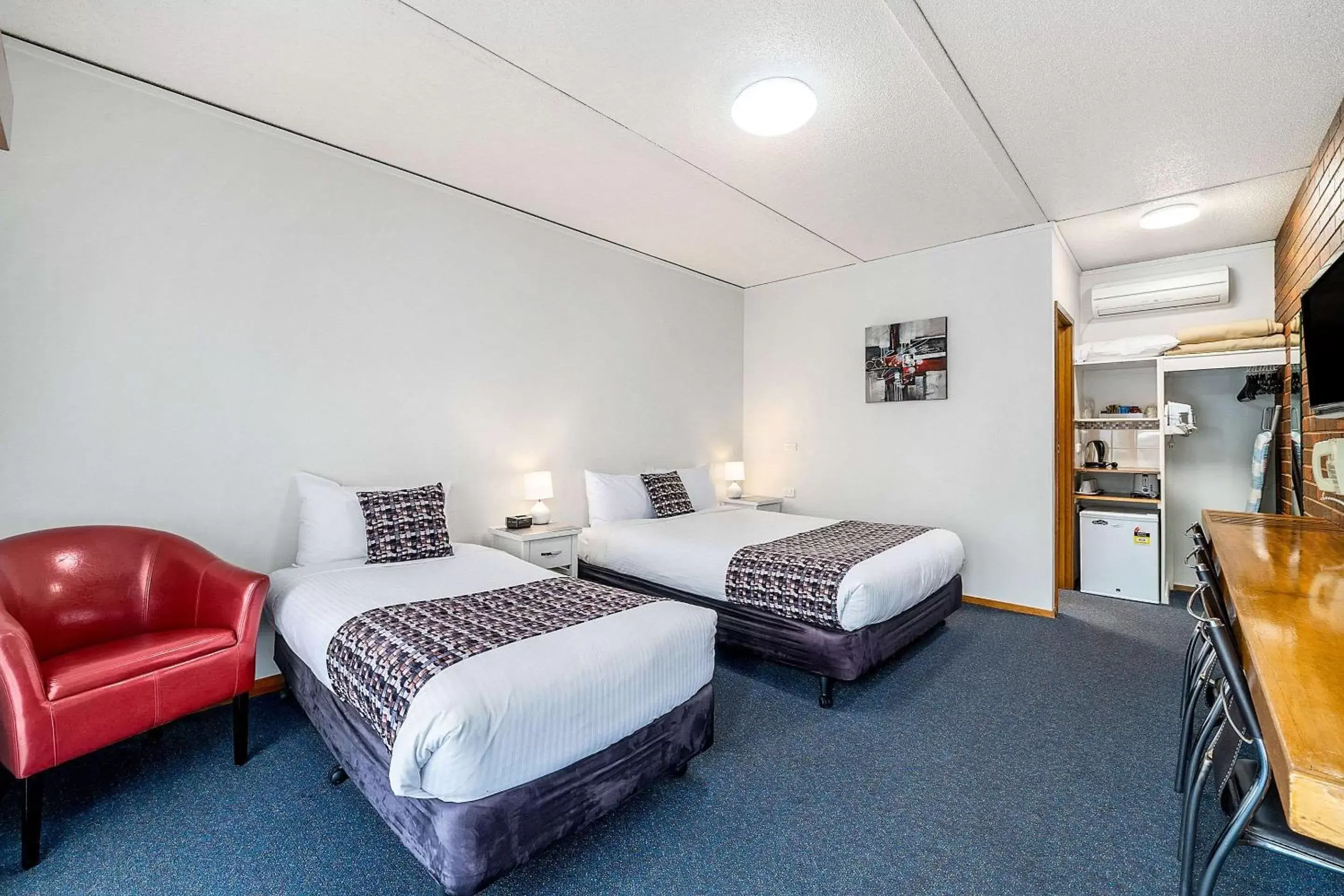 Photo of the whole room, Bed in Comfort Inn Benalla