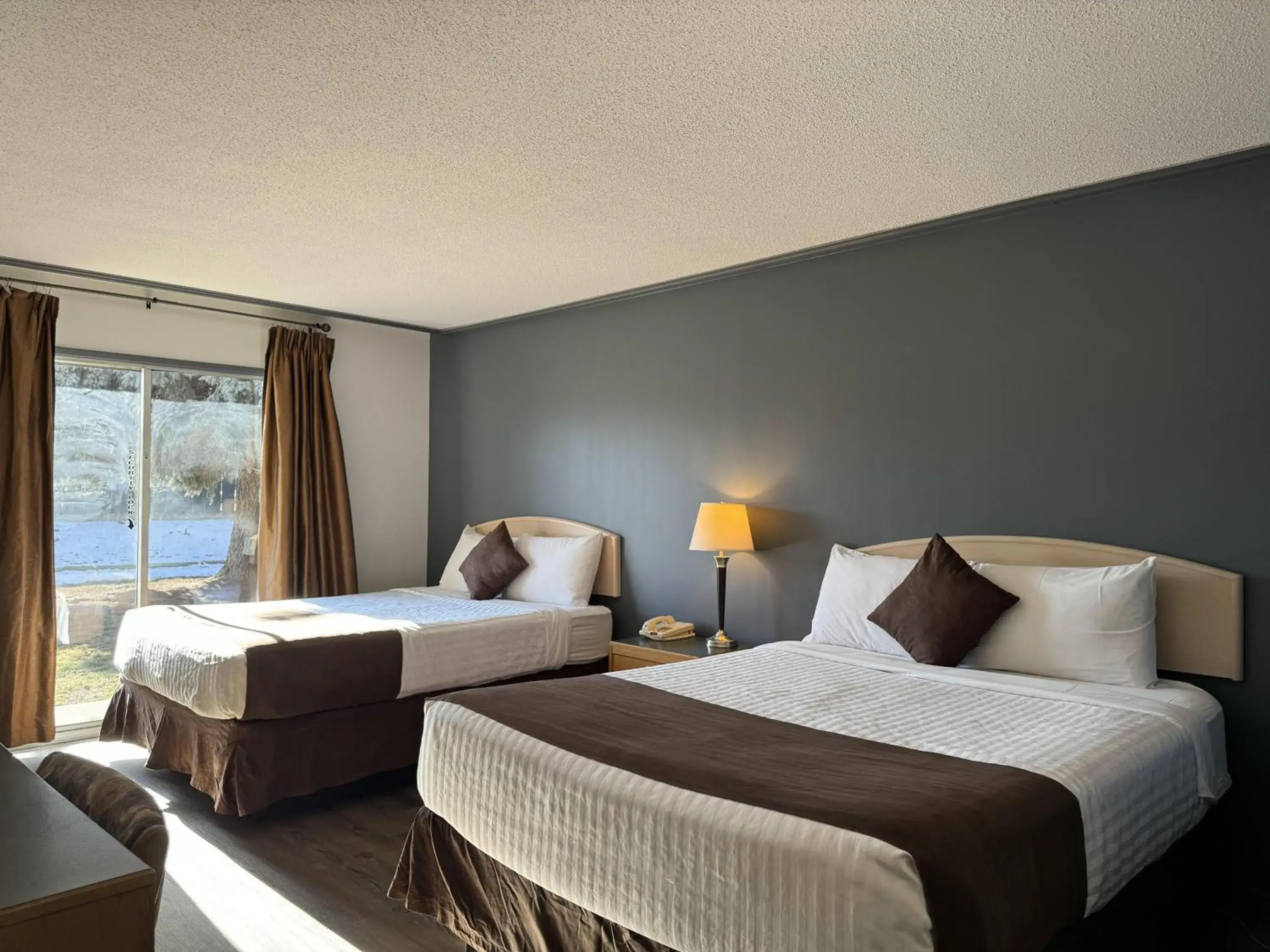 Bed in DIVYA SUTRA Riviera Plaza and Conference Centre, Vernon, BC