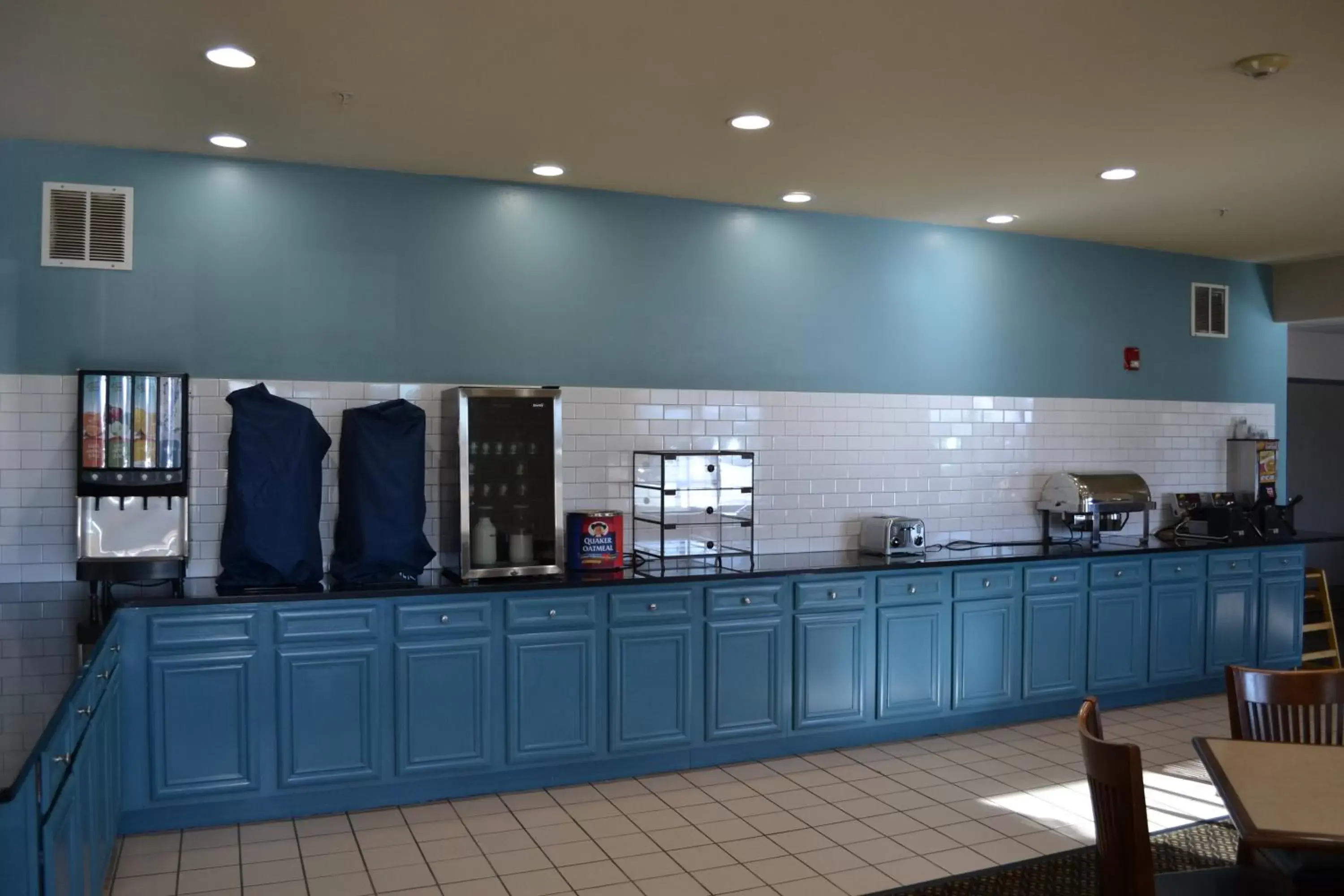 Kitchen/Kitchenette in Country Inn & Suites by Radisson, Gurnee, IL