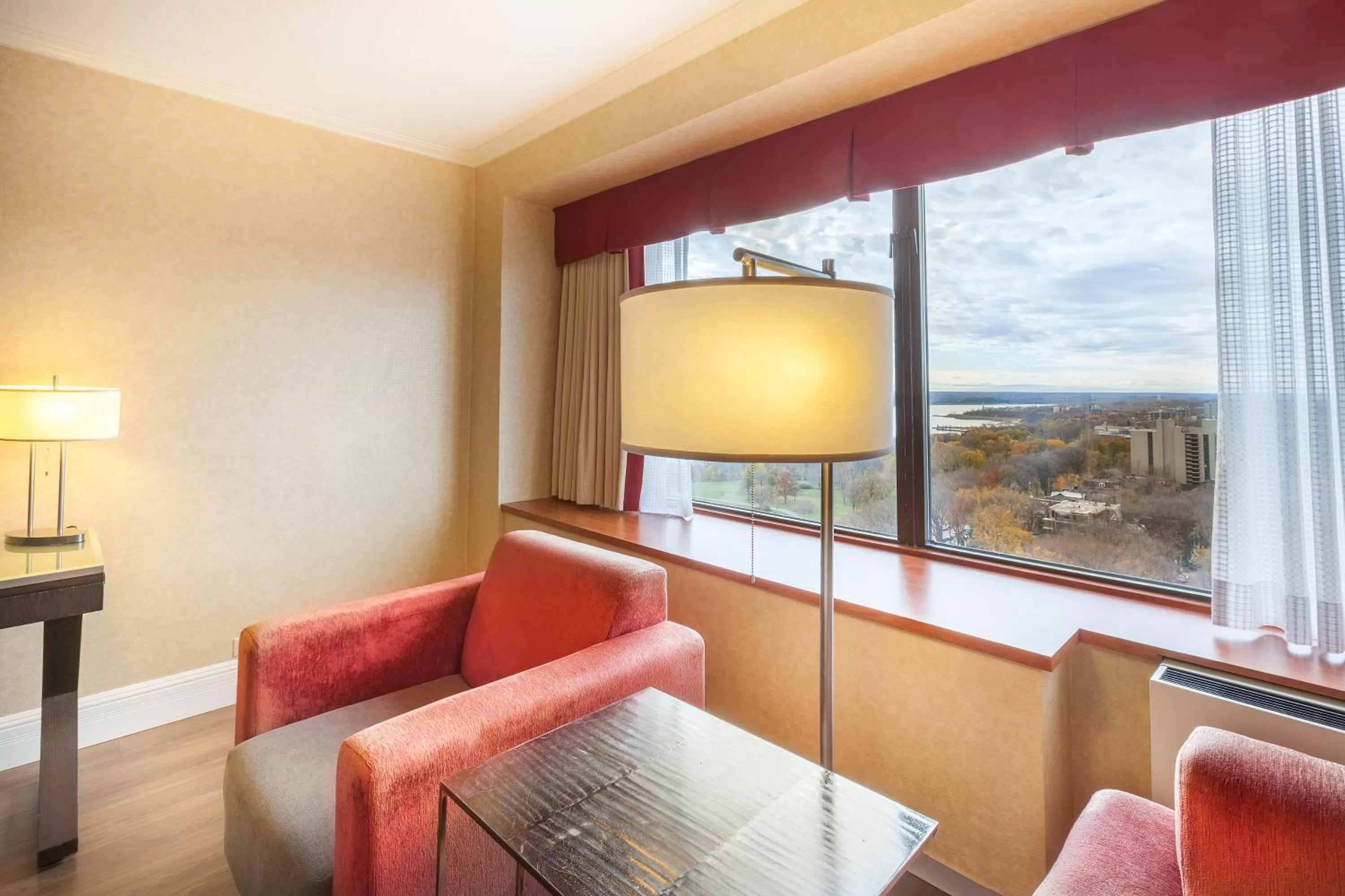 Living room in Hôtel Le Concorde Québec