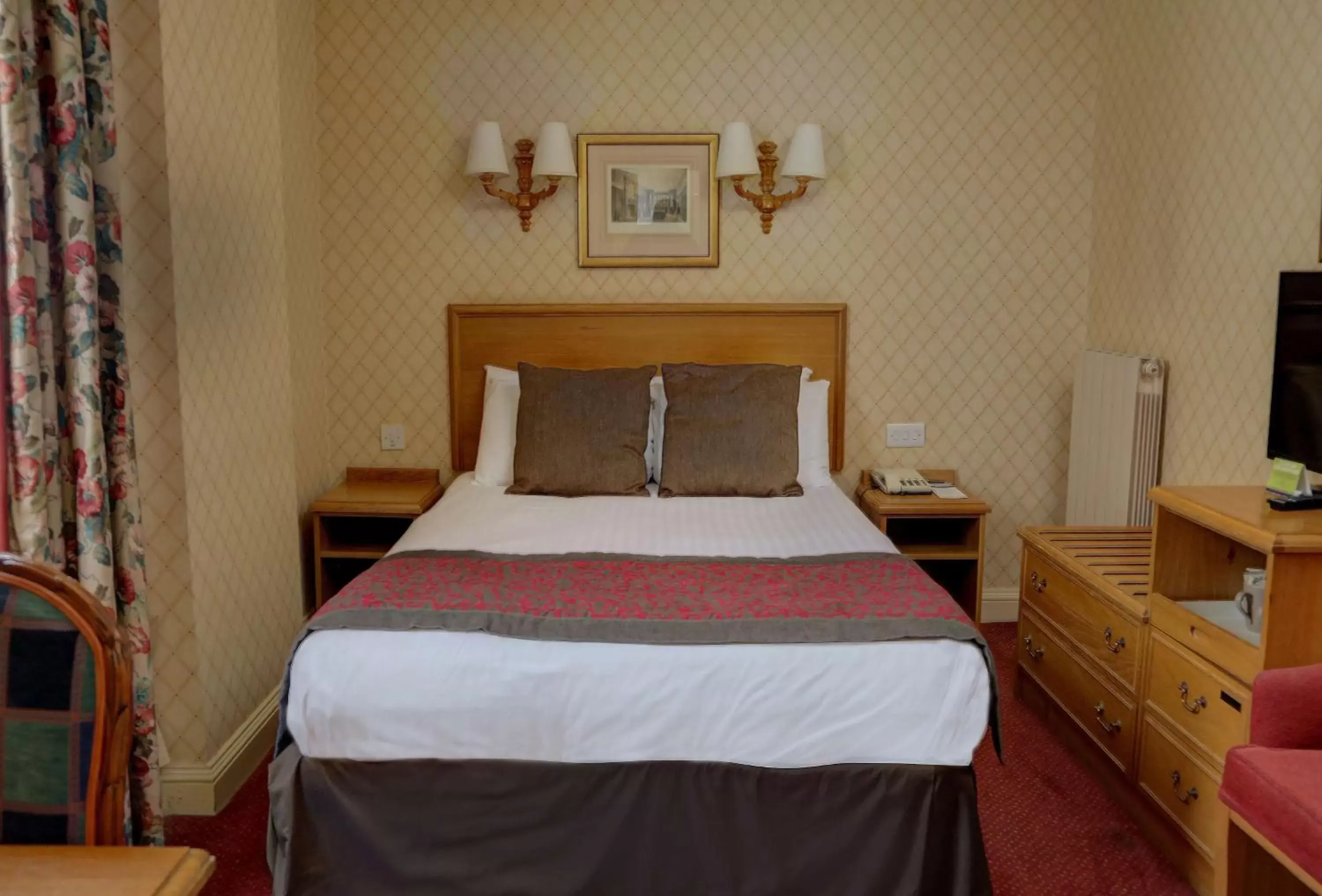 Photo of the whole room, Bed in Crown & Mitre Hotel