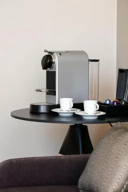 Coffee/tea facilities, Kitchen/Kitchenette in Hilton Garden Inn Bordeaux Centre