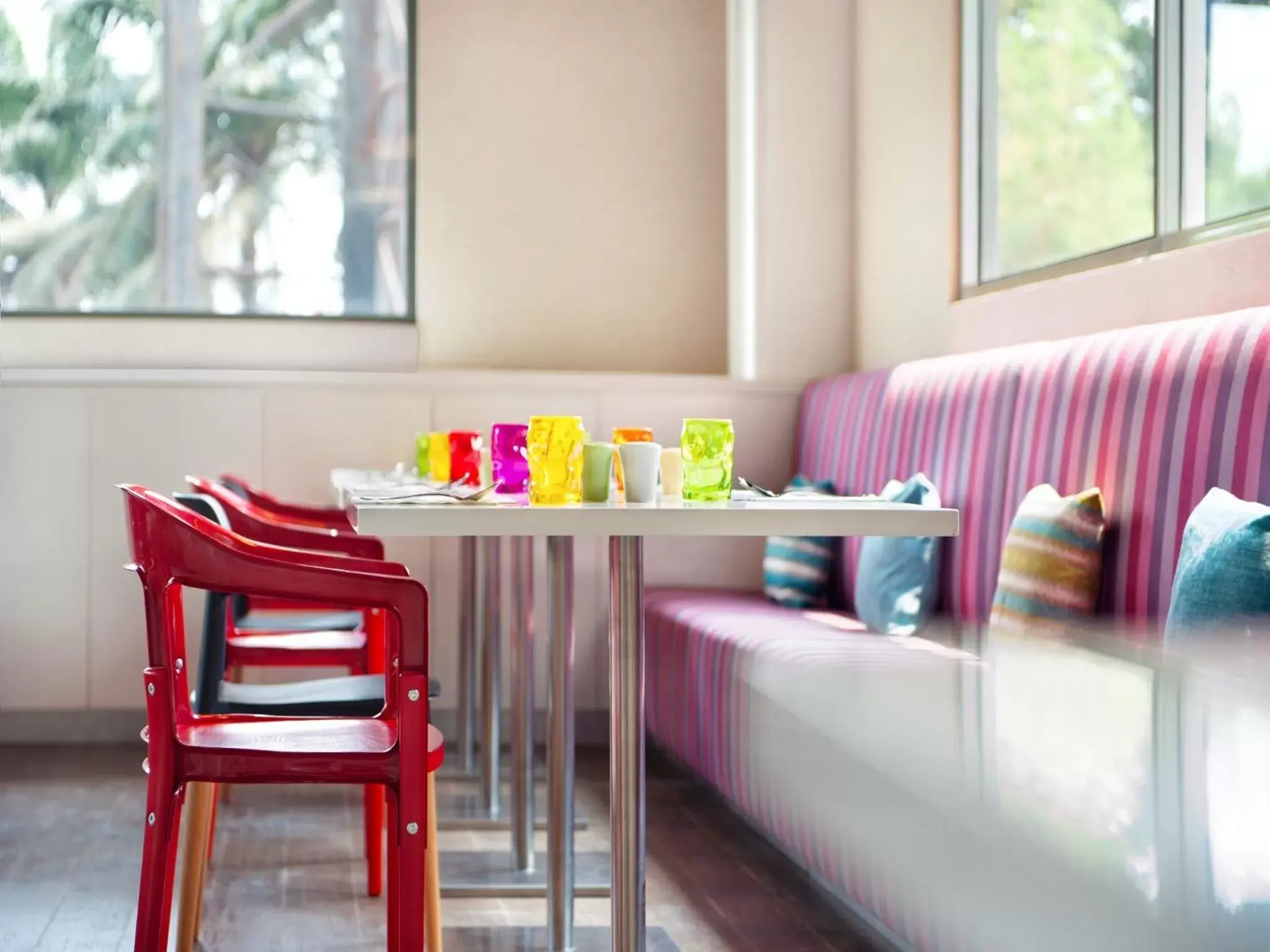 Restaurant/places to eat, Seating Area in Ibis Styles Jakarta Airport