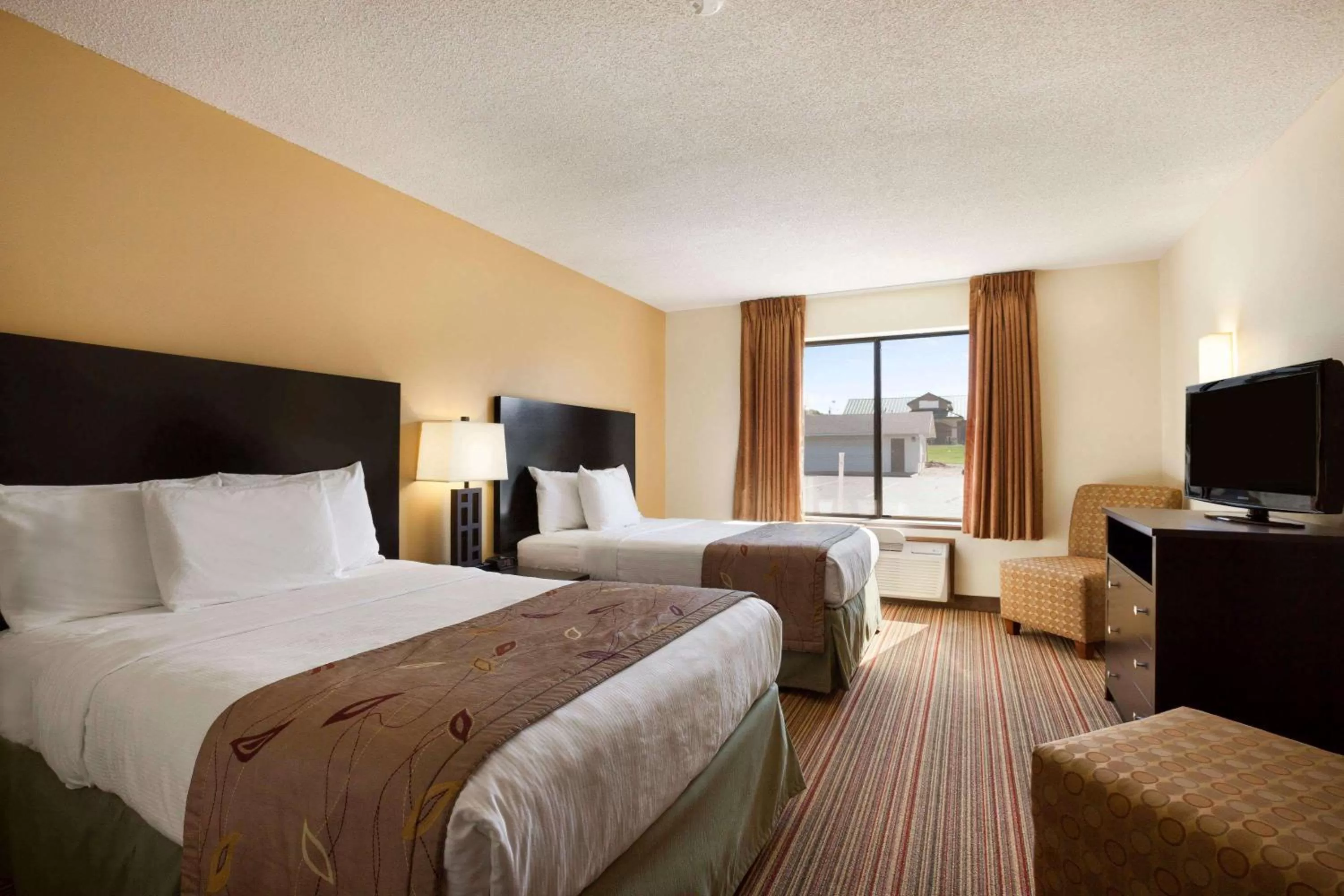 Photo of the whole room, Bed in Ramada by Wyndham Wisconsin Dells I-90