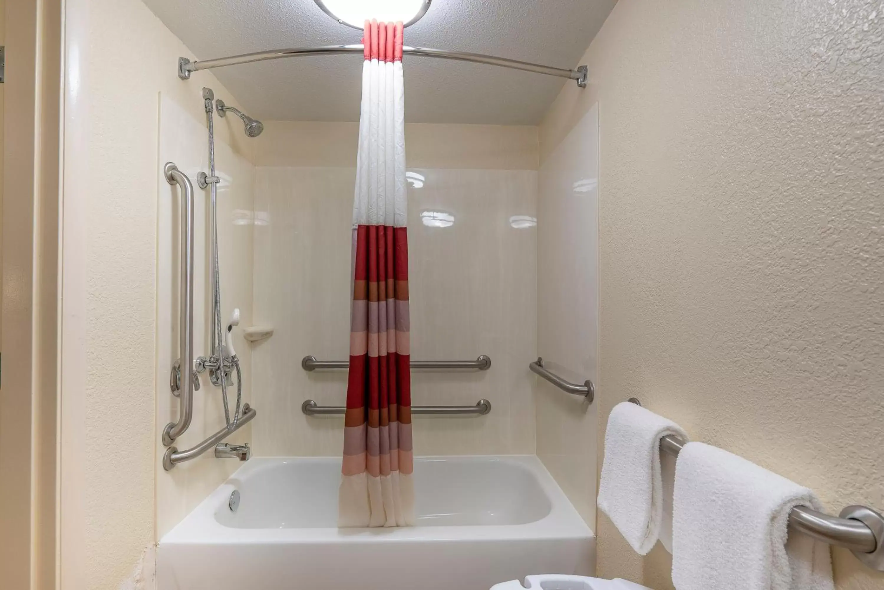 Bathroom in Red Roof Inn & Suites Jacksonville, NC