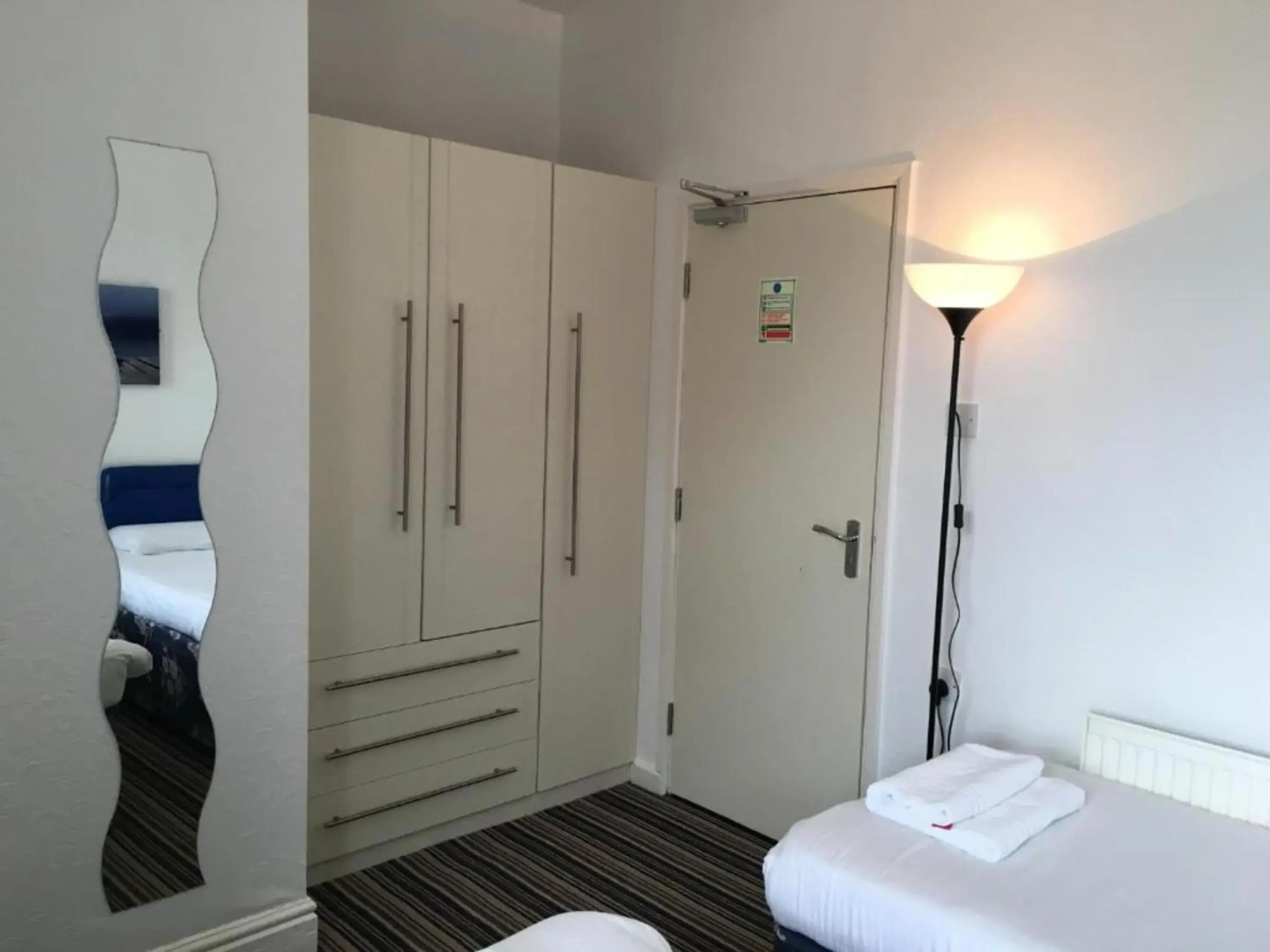 Bedroom, Bathroom in Wave Crest Hotel