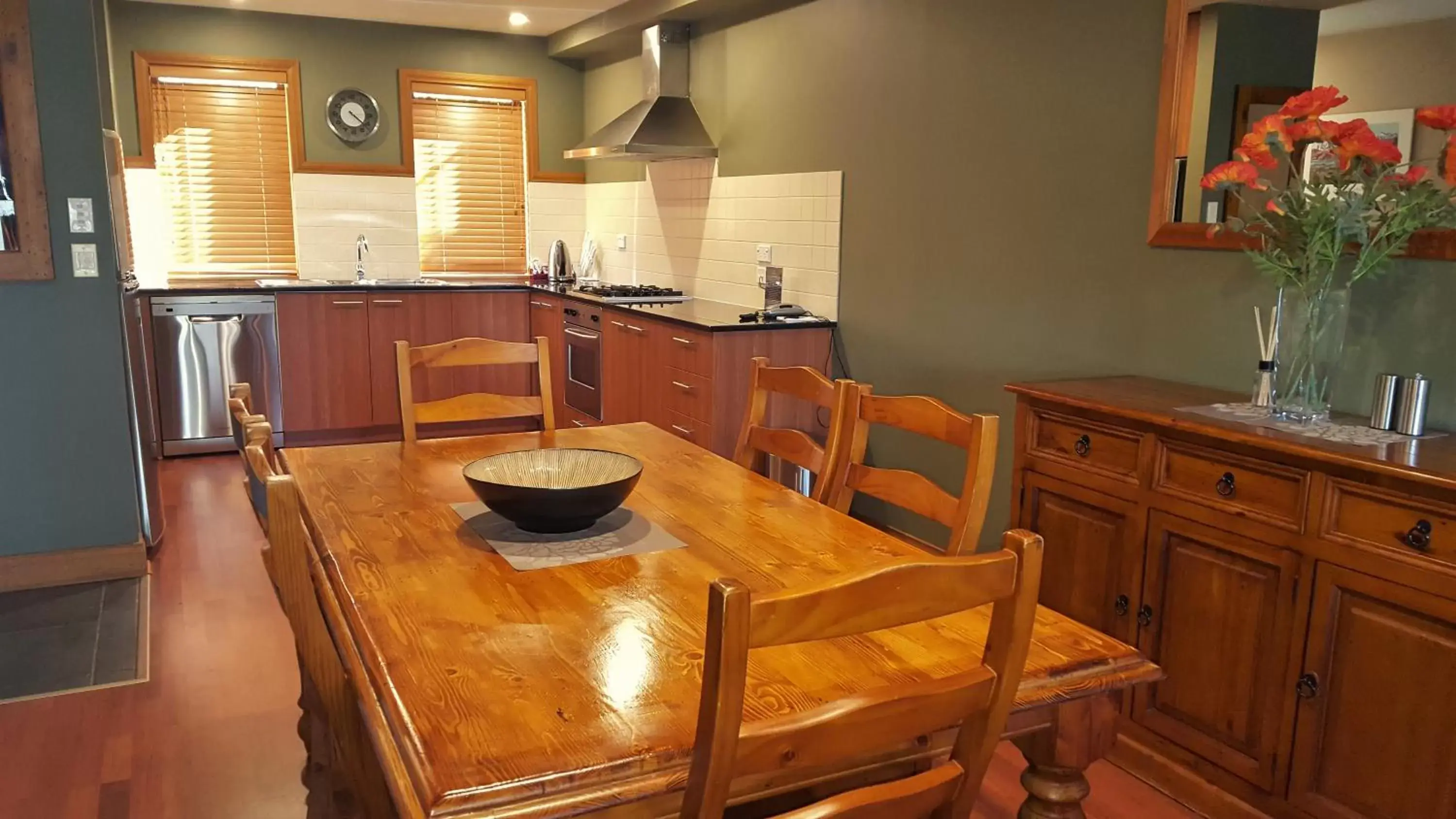 Dining area, Kitchen/Kitchenette in Wanaka Luxury Apartments