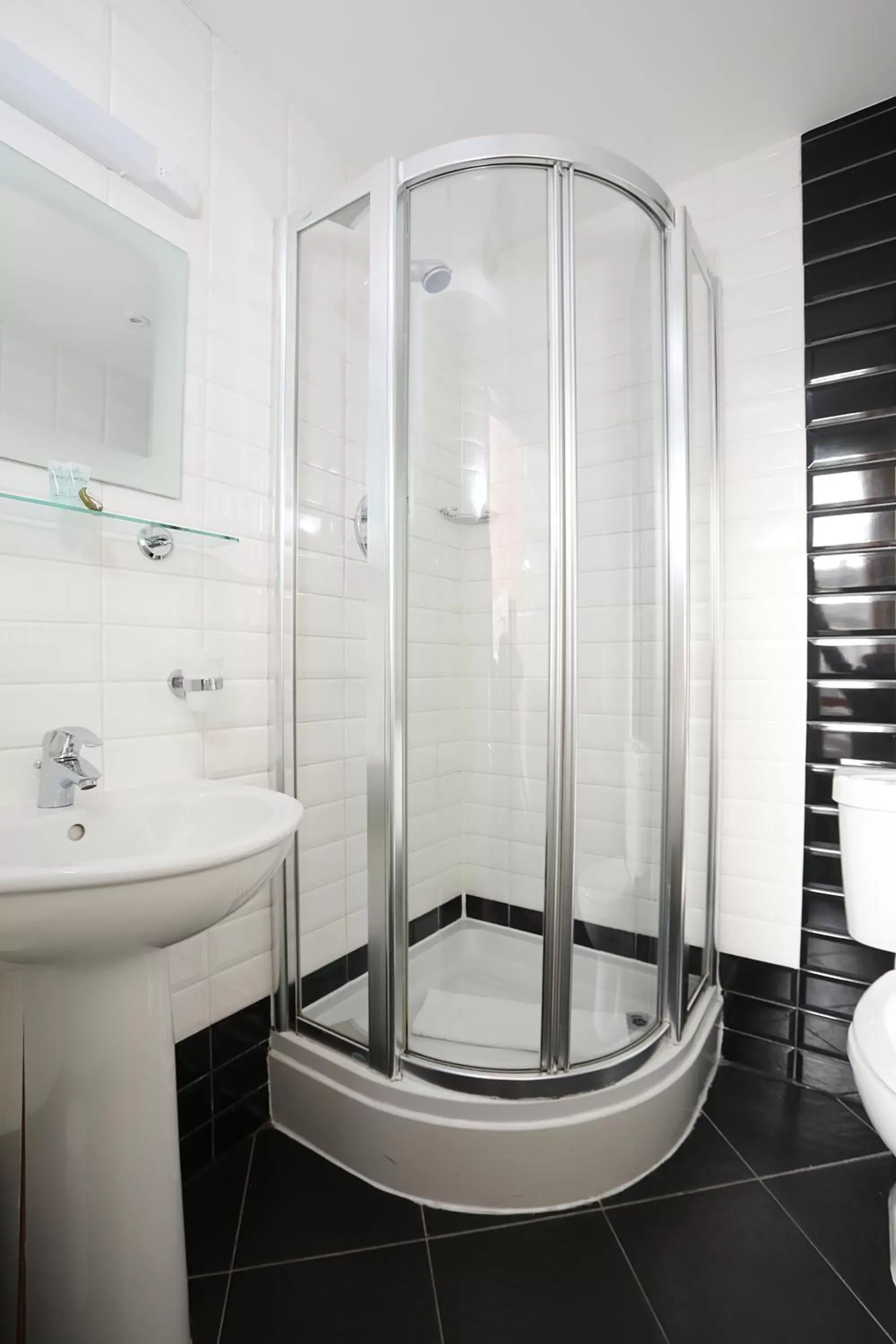 Shower, Bathroom in Cairn Hotel & Apartments