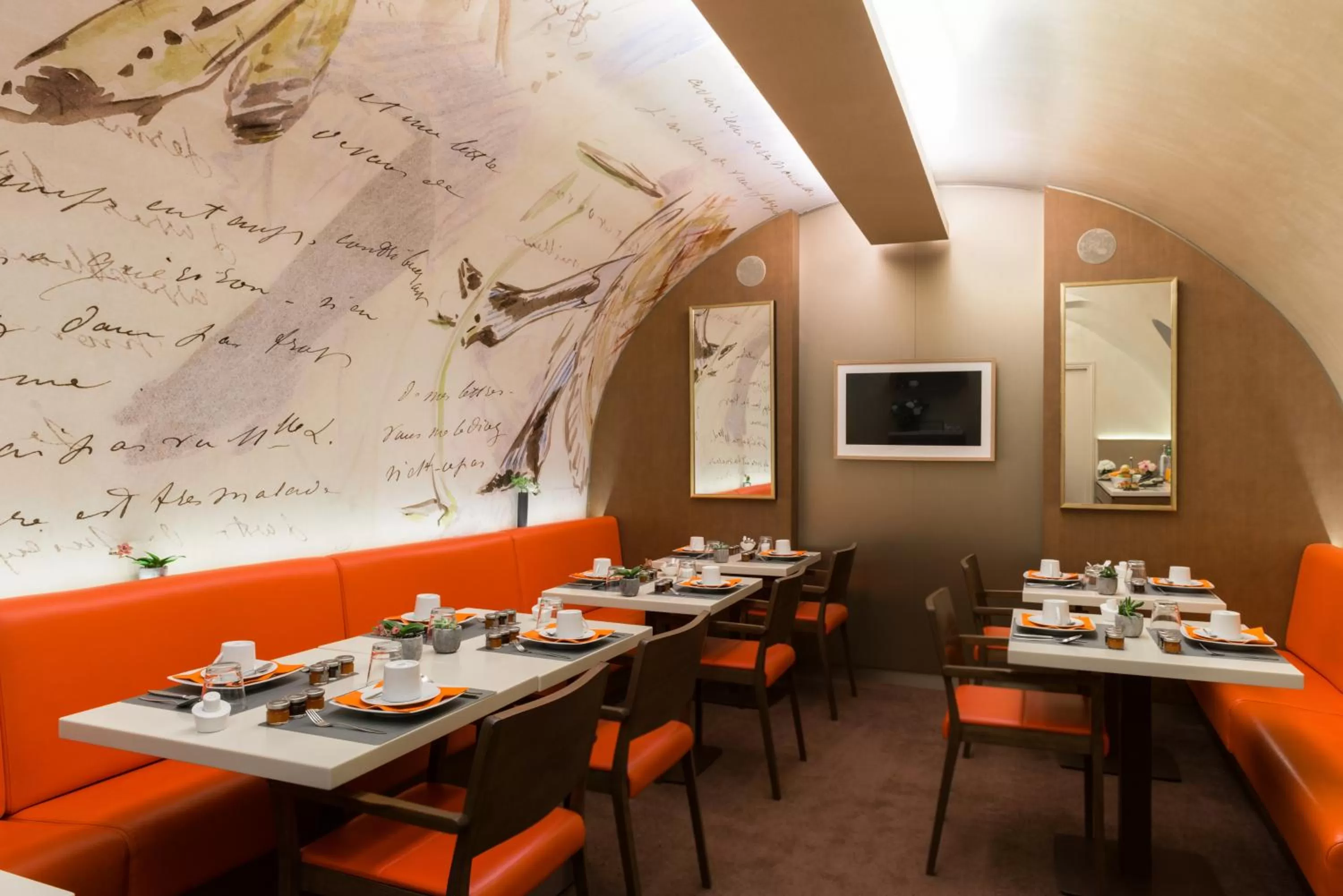 Restaurant/places to eat in Hôtel Le Tourville by Inwood Hotels