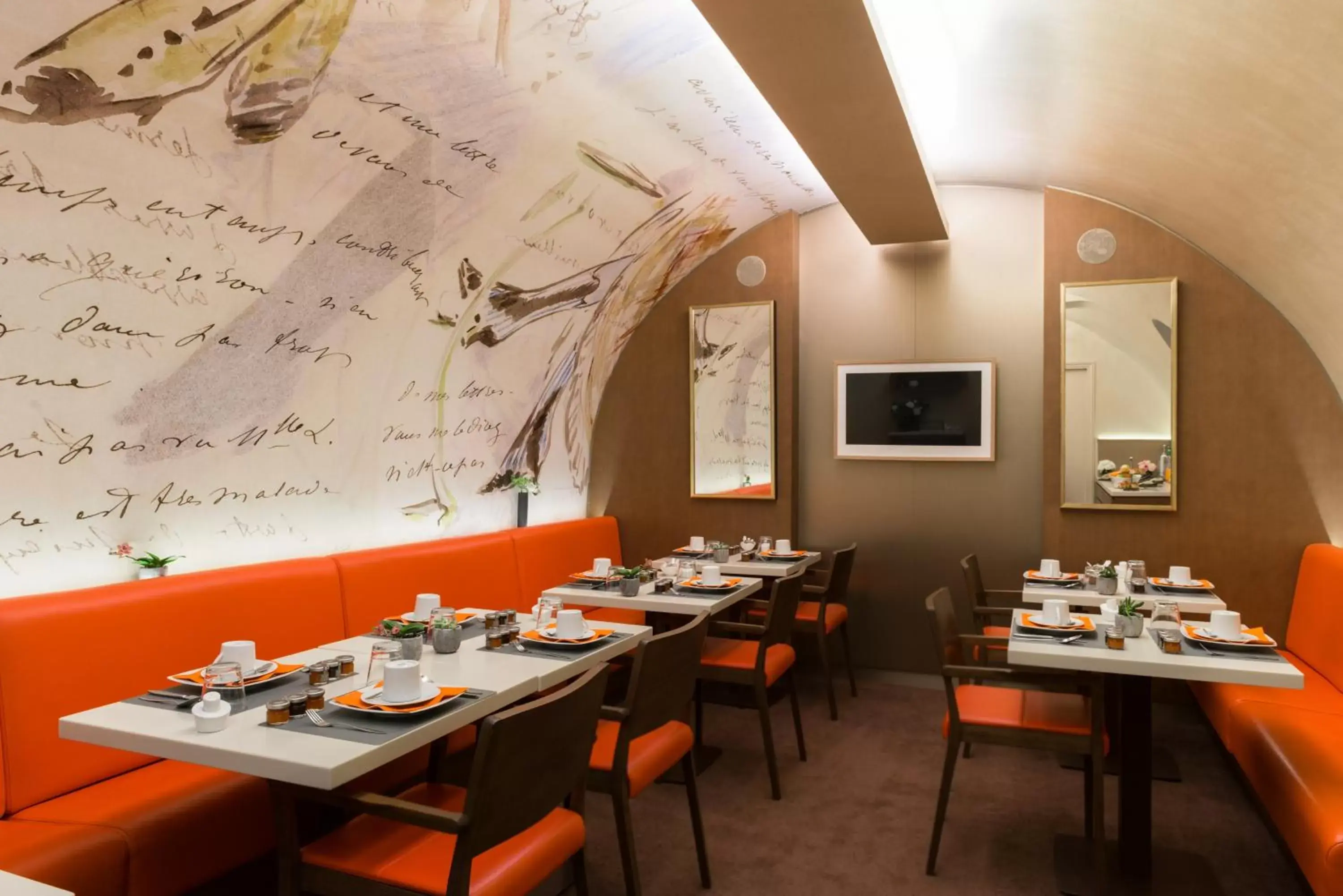 Restaurant/Places to Eat in Hôtel Le Tourville by Inwood Hotels