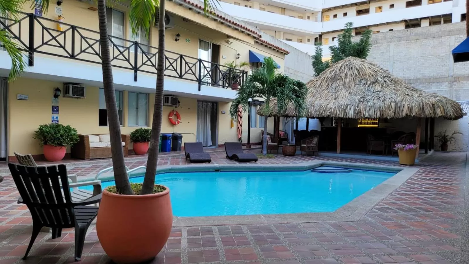 Property building, Swimming Pool in Najhomi Beach