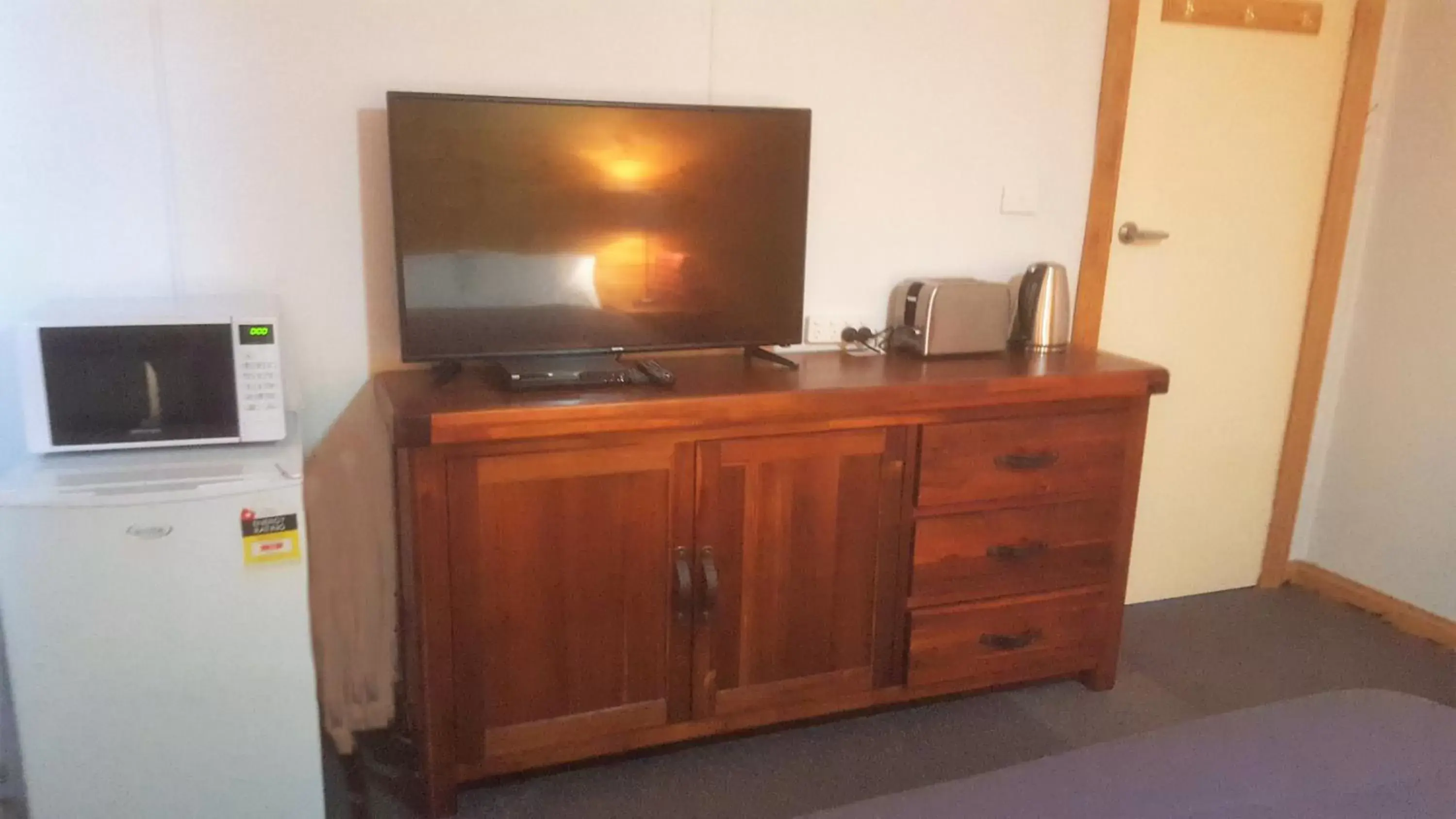 TV and multimedia, TV/Entertainment Center in Clunes Motel