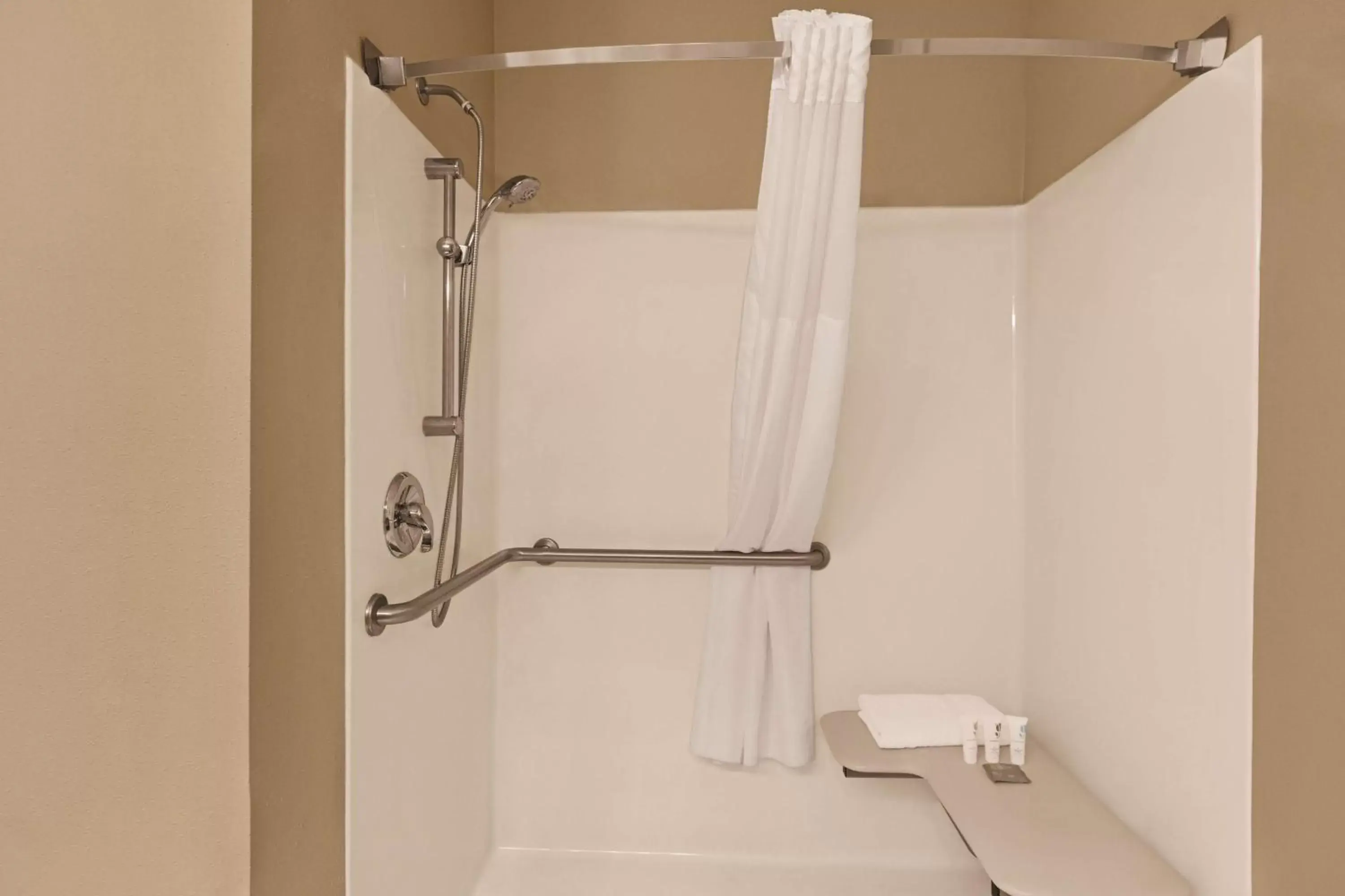 Bathroom in Country Inn & Suites by Radisson, Albert Lea, MN