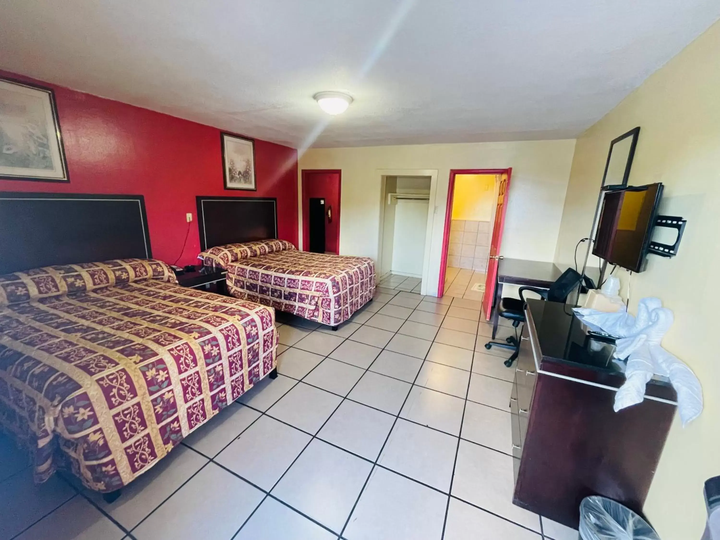 Photo of the whole room in Royal Palms Motel