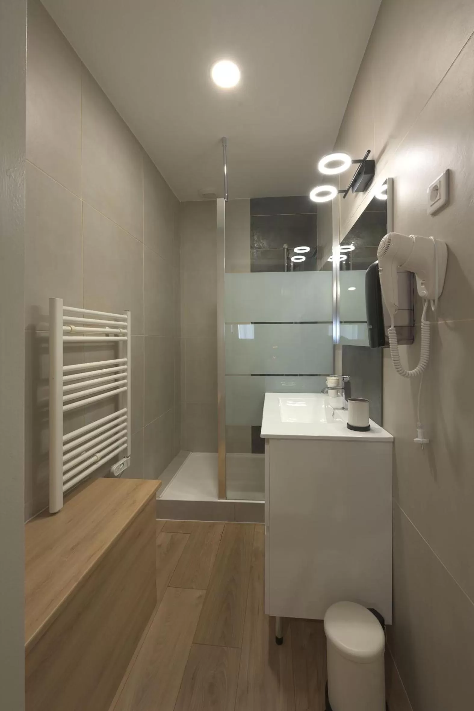 Shower in Hotel De La Croisée