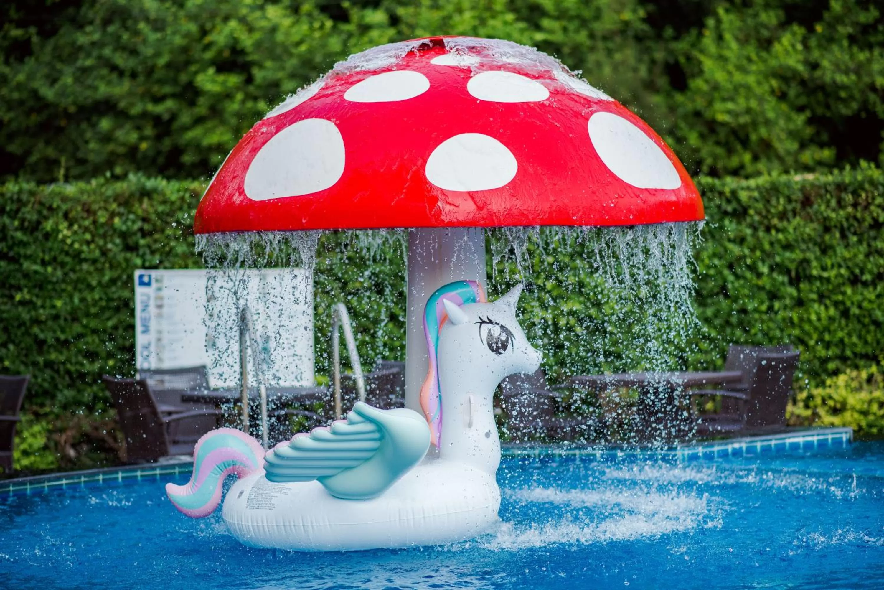 Swimming pool in Golden Beach Cha-Am Hotel