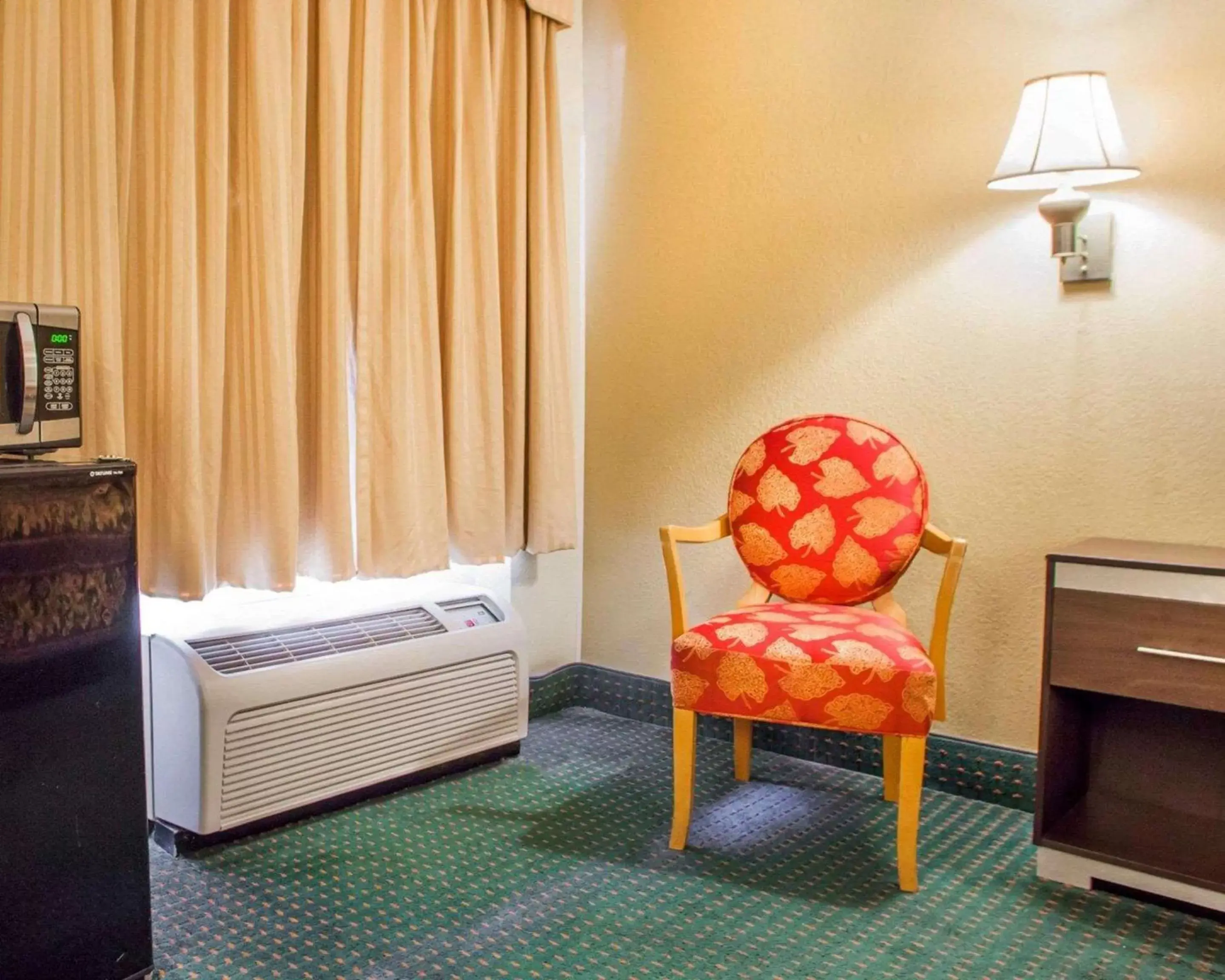 Photo of the whole room, Seating Area in Rodeway Inn Mount Laurel Hwy 73