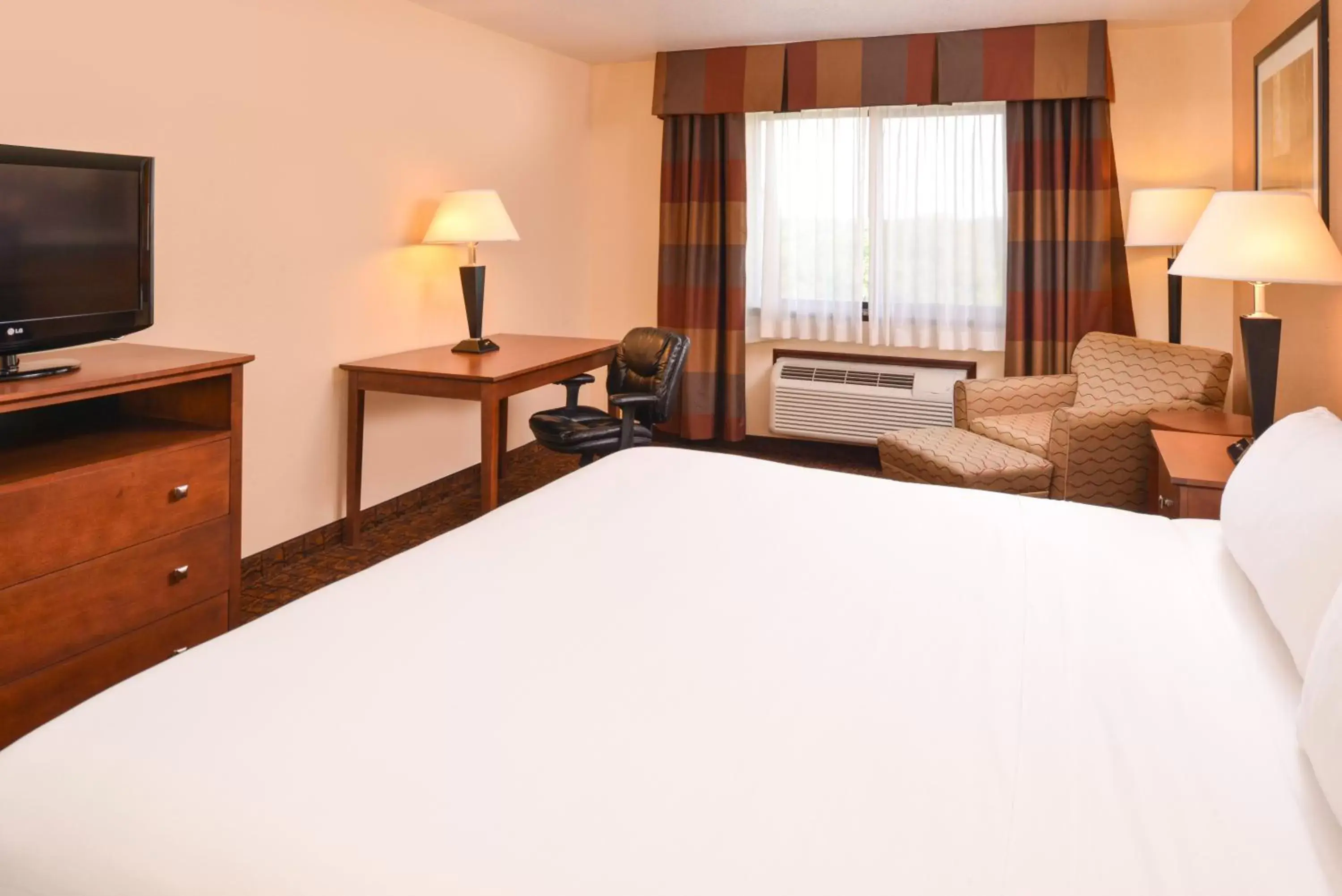 Photo of the whole room, Bed in Holiday Inn Express Morgantown, an IHG Hotel