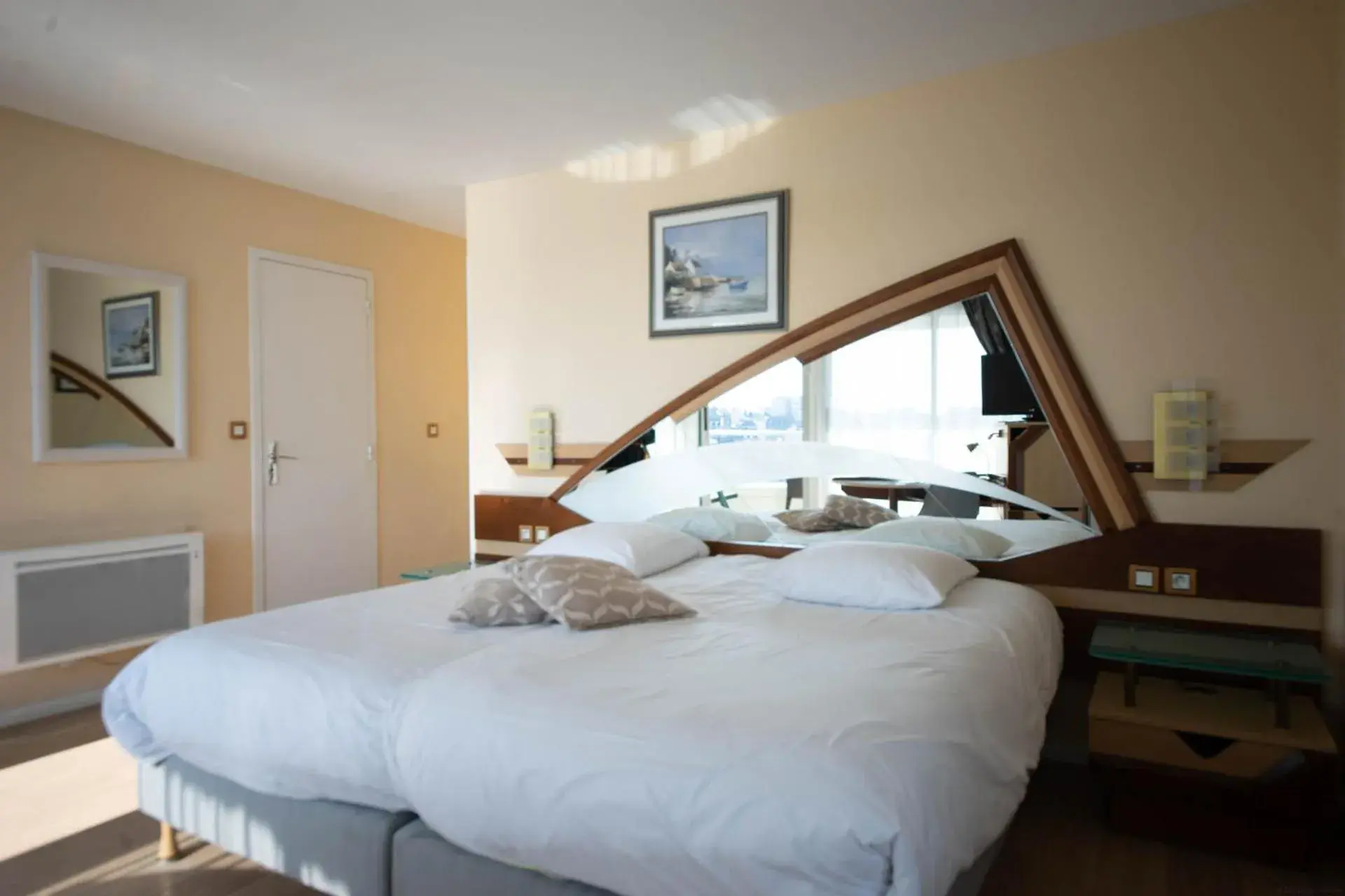 Bed in INTER-HOTEL Saint-Malo Ouest Le Crystal