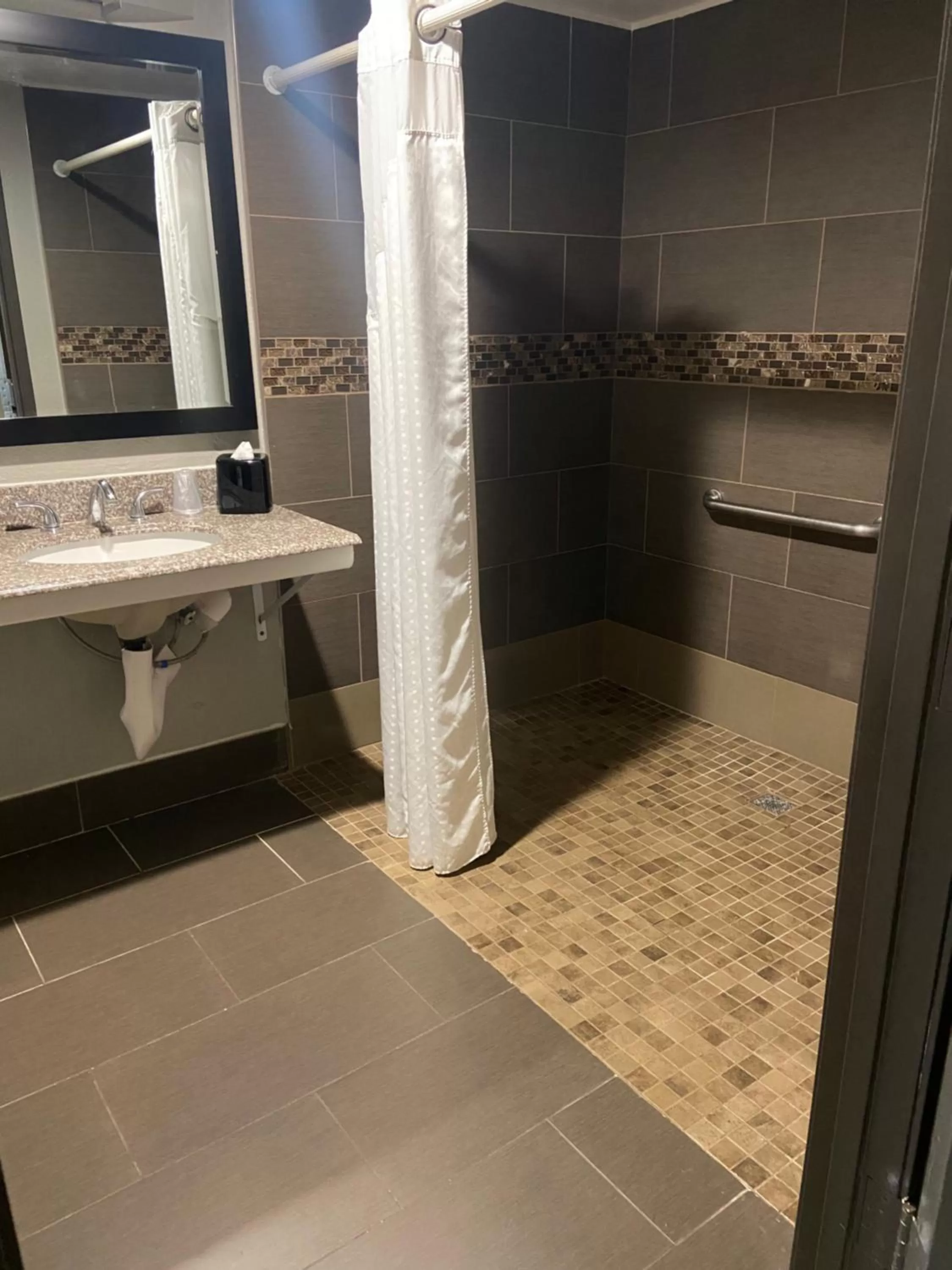 Suite - Mobility Access Roll in Shower/Non-Smoking in Holiday Inn Express Hotel & Suites Solana Beach-Del Mar by IHG