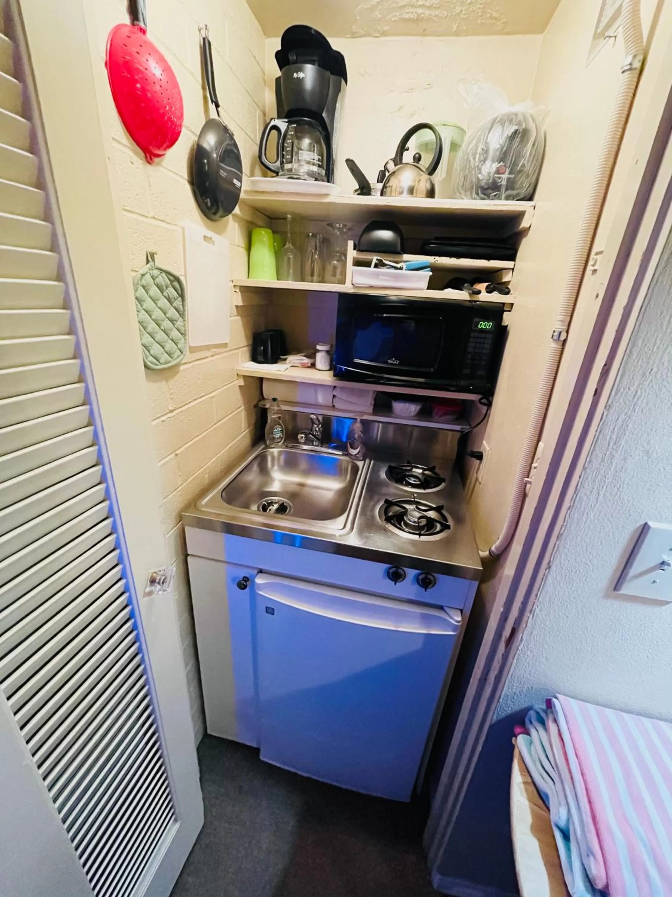 Kitchen or kitchenette in A PLACE IN THE SUN Hotel - ADULTS ONLY Big Units, 24h Heated Pool & Spa in 1 Acre Park Prime Location, DOG Friendly, TOP Midcentury Modern Boutique Hotel