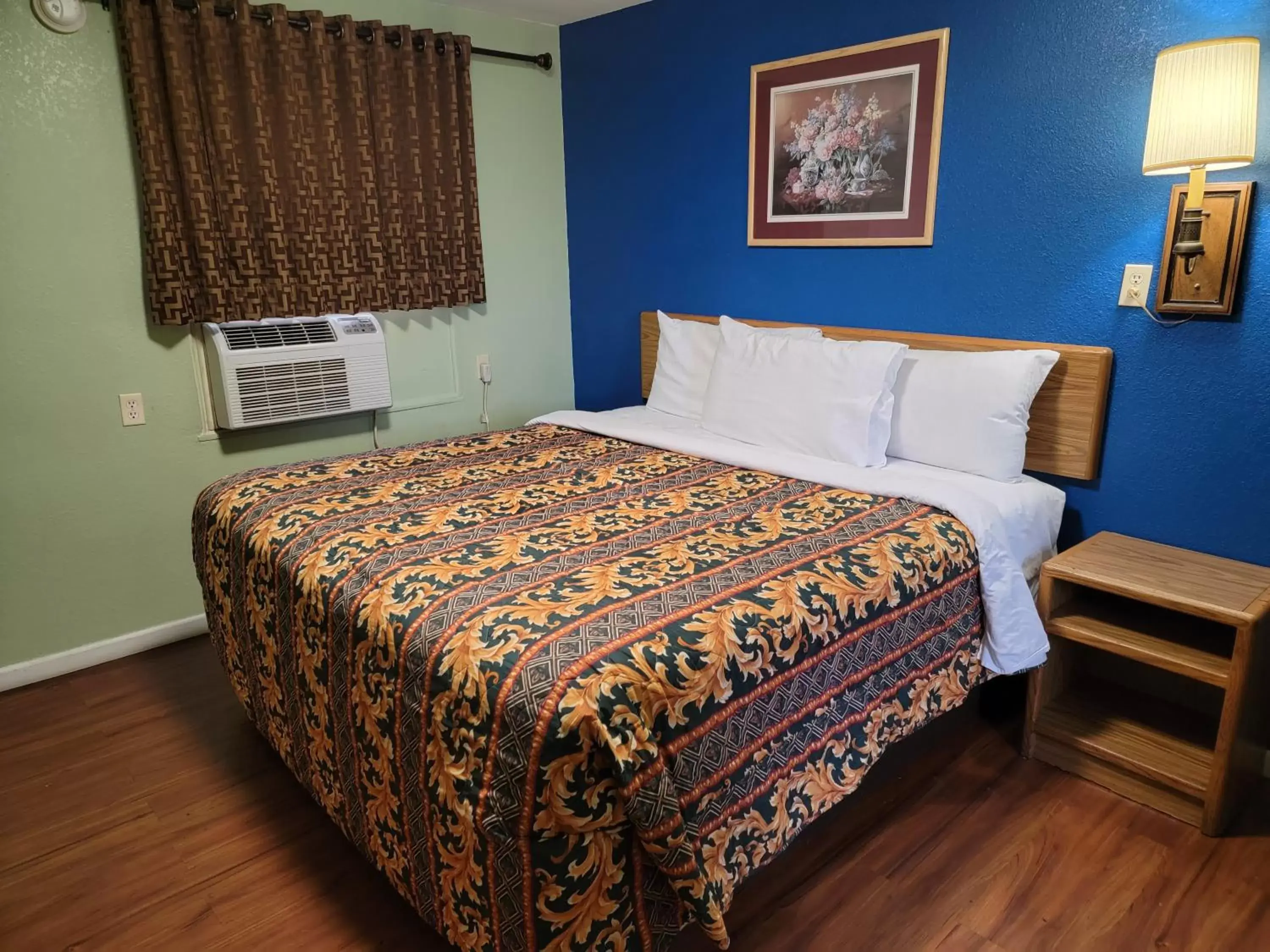 Bed in Plaza Motel