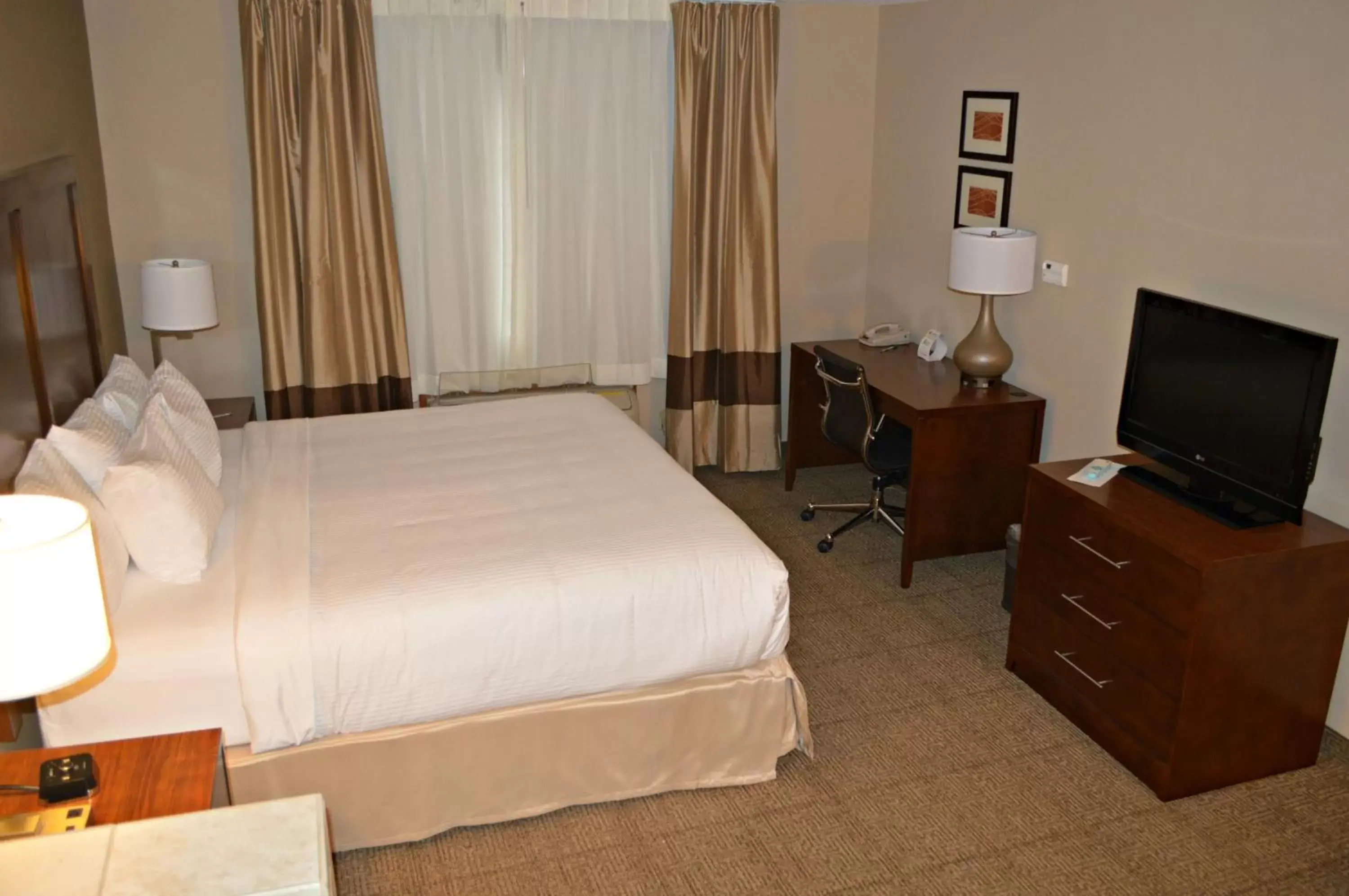 Bedroom, Bed in Wyndham Garden Hotel Cross Lanes Charleston