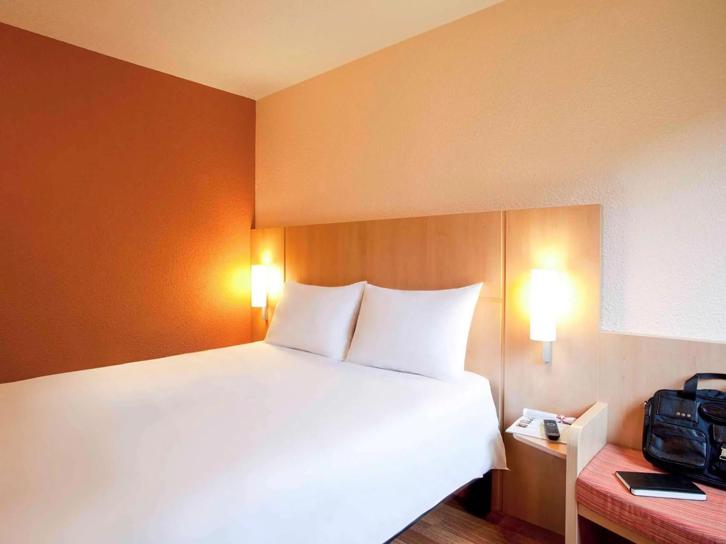 Photo of the whole room, Bed in ibis Biarritz Anglet Aéroport