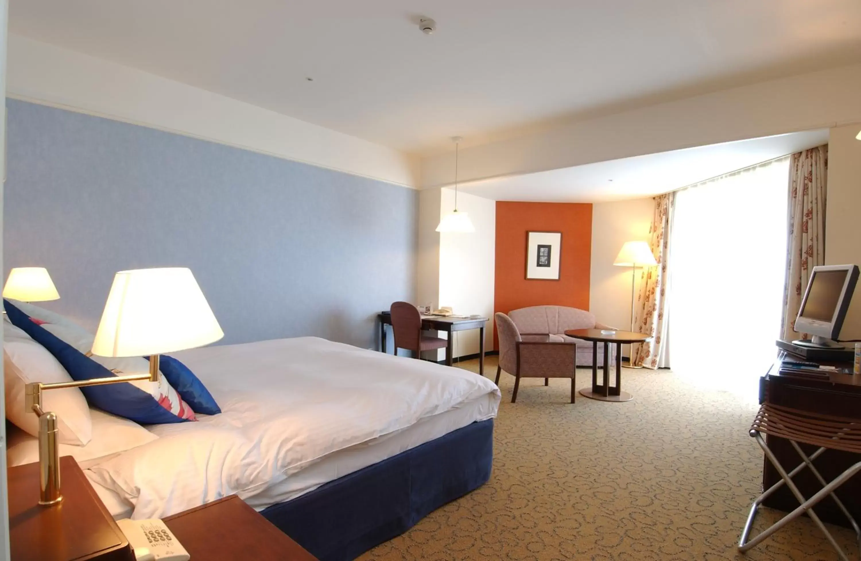 Photo of the whole room, Bed in Kobe Portopia Hotel