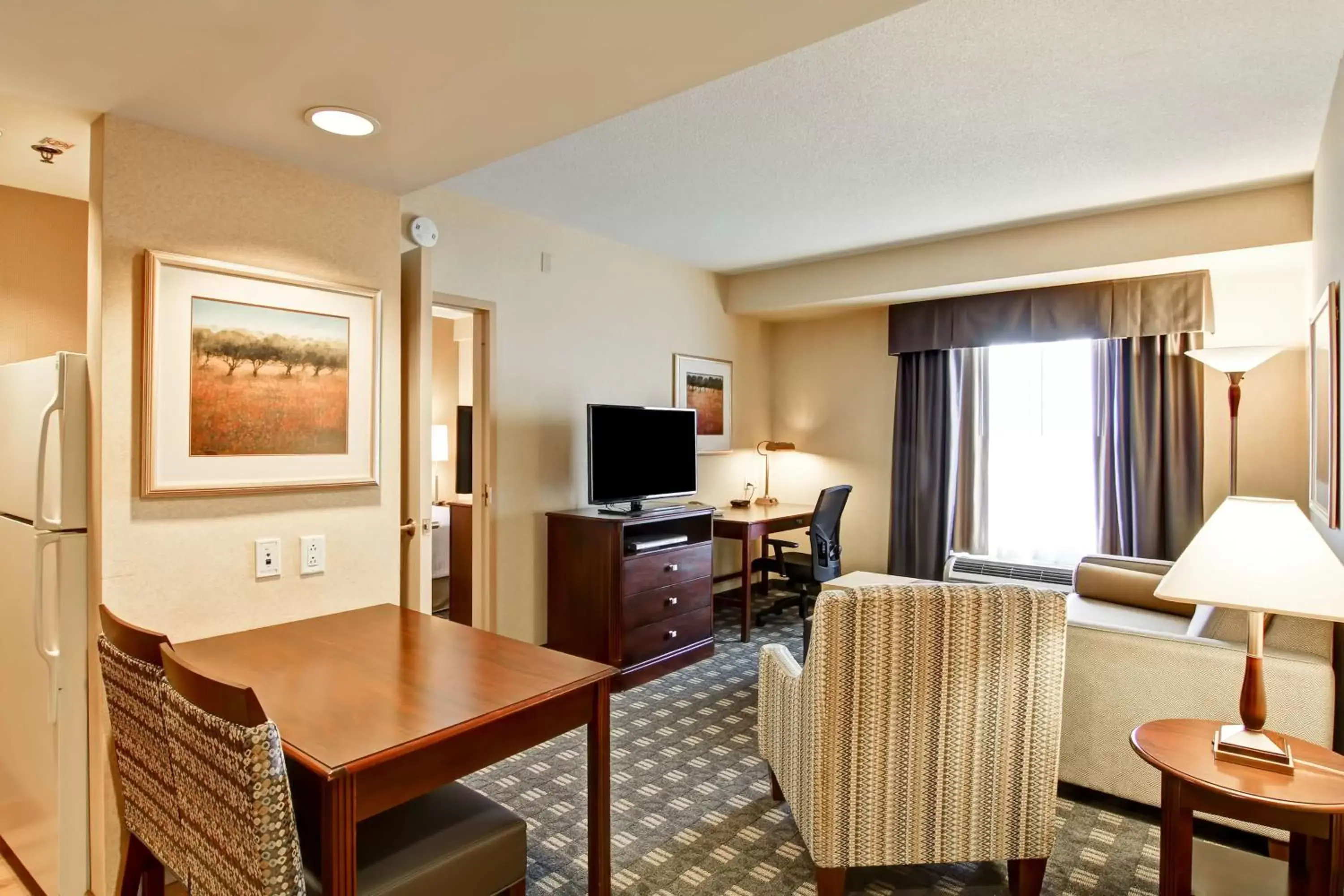 Bedroom, TV/Entertainment Center in Homewood Suites by Hilton Toronto-Mississauga