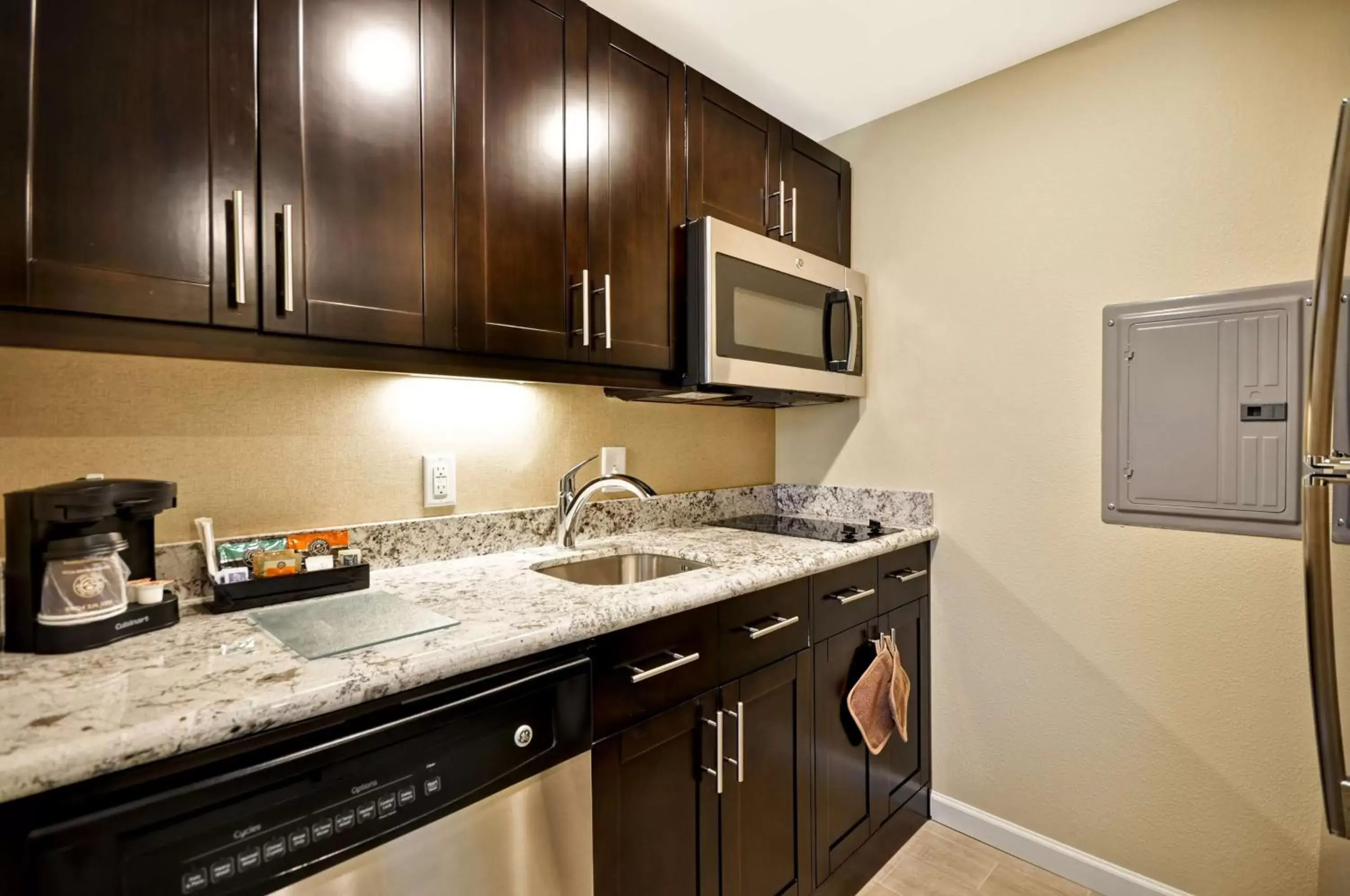 Bedroom, Kitchen/Kitchenette in Homewood Suites By Hilton Augusta Gordon Highway
