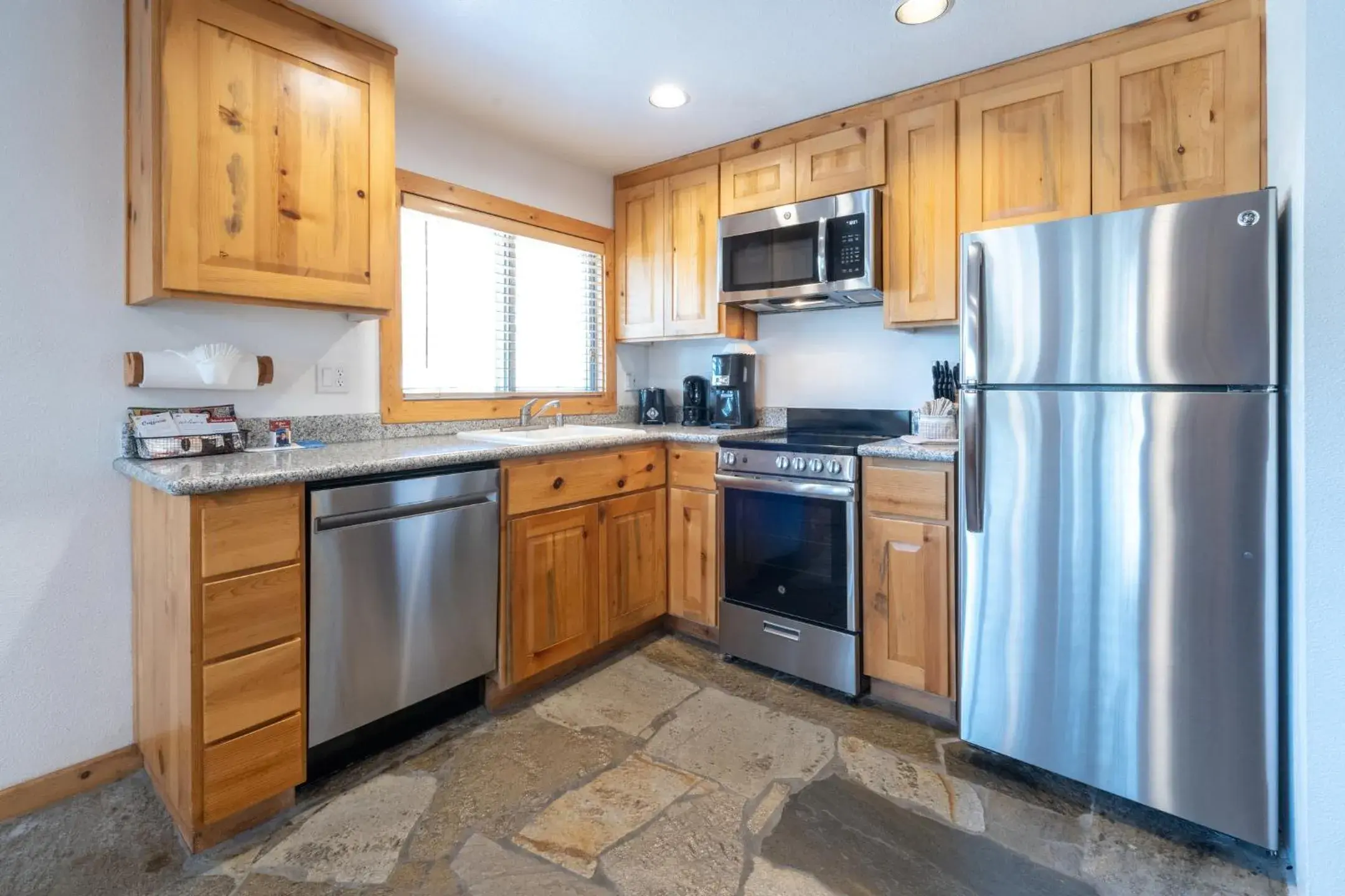 Kitchen/Kitchenette in Red Wolf Lakeside Lodge