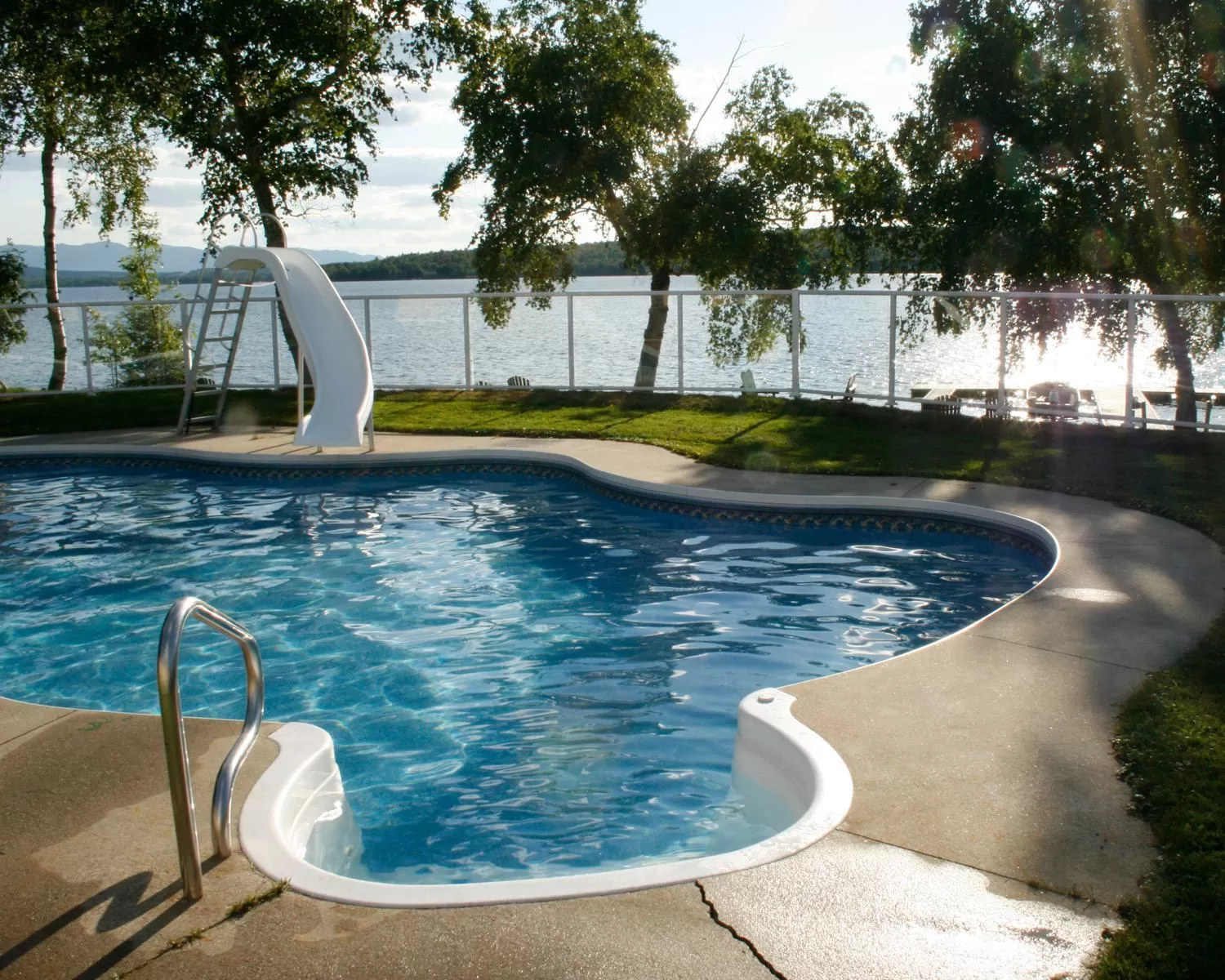 Swimming Pool in Auberge et Chalets sur le Lac