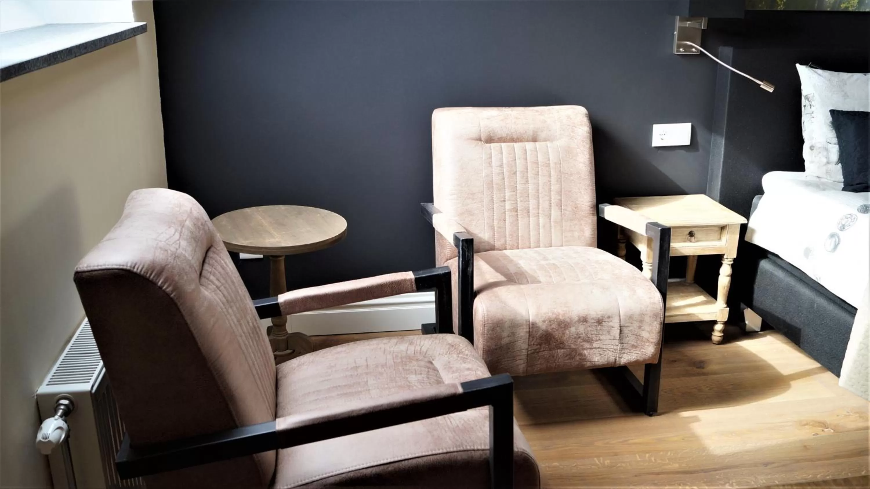 Seating area, Bed in B&B Johannes-Hoeve